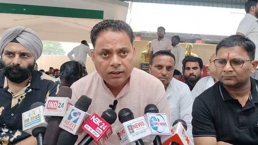 खटीमा जीएसटी के विरोध में उतरे व्यापारियों के धरने पर पहुंचे कांग्रेस विधायक भुवन कापड़ी। सरकार पर लगाए गंभीर आरोप