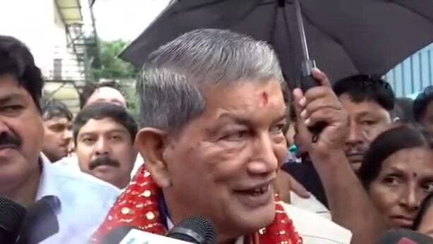 ईडी के पूछताछ के बाद क्या पूर्व सीएम हरीश रावत।
प्रवर्तन निदेशालय के समक्ष पेशी के बाद उत्तराखंड के पूर्व मुख्यमंत्री और वरिष्ठ कांग्रेस नेता हरीश रावत ने केंद्र सरकार और भाजपा पर तीखा हमला बोला है। ईडी दफ्तर से बाहर आकर हरीश रावत ने कहा कि उनका अनुभव खट्टा-मीठा और कुछ निराशा भरा रहा। उन्होंने आरोप लगाया कि मौजूदा सरकारें बदले की भावना से काम कर रही हैं और अगर इसी तरह काम हुआ तो देश कैसे चलेगा। पूर्व सीएम ने कहा कि उन्हें अपनी नहीं, बल्कि देश और समाज की चिंता है। उन्होंने तंज कसते हुए कहा कि उन्हें ईडी ने नहीं, बल्कि सत्ता के अहंकार और आगामी चुनावों को लेकर सत्तापक्ष के डर व चिंताओं ने बुलाया था। तंजिया लहजे में बीजेपी और ईडी का आभार जताते हुए उन्होंने कहा कि खराब स्वास्थ्य के कारण वह दिल्ली में थे, लेकिन इस बहाने उन्हें उत्तराखंड आने का मौका मिल गया। वहीं पूछताछ को लेकर उन्होंने कहा कि अंदर बहुत प्यार से बातचीत हुई और जो हकीकत थी, वह उन्होंने अधिकारियों को बता दी है।