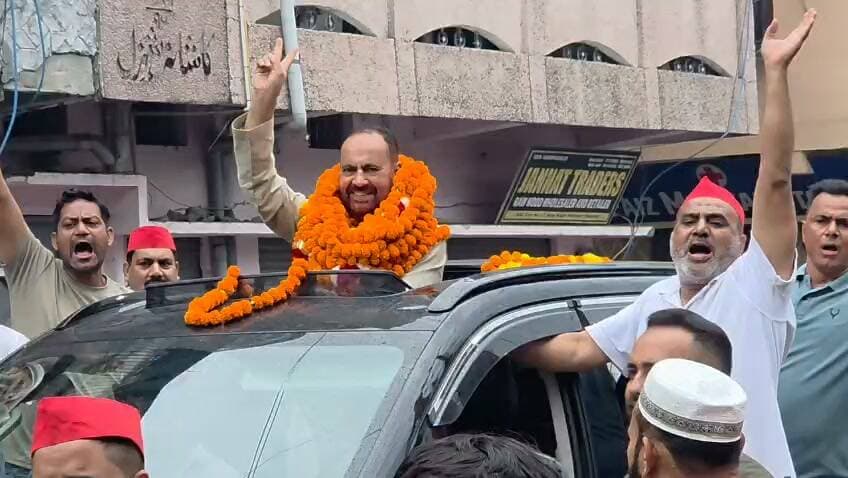 मतीन सिद्दीकी बने सपा के प्रदेश अध्यक्ष,लोगों ने किया स्वागत
2027 उत्तर प्रदेश और उत्तराखंड में विधानसभा के चुनाव होने हैं जिसको लेकर सभी राजनीतिक पार्टियों ने अपने दायित्व में काफी फेरबदल की है वही उत्तर प्रदेश में हुई अखिलेश यादव के साथ बैठक में उत्तराखंड के प्रदेश अध्यक्ष को बदलकर हल्द्वानी निवासी मतीन सिद्दीकी को समाजवादी पार्टी का प्रदेश अध्यक्ष बनाया गया है वही हल्द्वानी पहुंचने पर समाजवादी कार्यकर्ताओं ने ढोल नगाड़ा फूलमालाओं के साथ अपने नए प्रदेश अध्यक्ष का स्वागत किया। वही मतीन सिद्दीकी ने बताया कि आज जिस प्रकार से समाजवादी पार्टी के राष्ट्रीय अध्यक्ष अखिलेश यादव ने मुझे उत्तराखंड की जिम्मेदारी दी है मैं यह जिम्मेदारी पूर्ण निष्ठा से निभाऊंगा और 2027 का चुनाव बड़े जोर शोर से समाजवादी पार्टी उत्तराखंड और उत्तर प्रदेश में लड़ेगी।