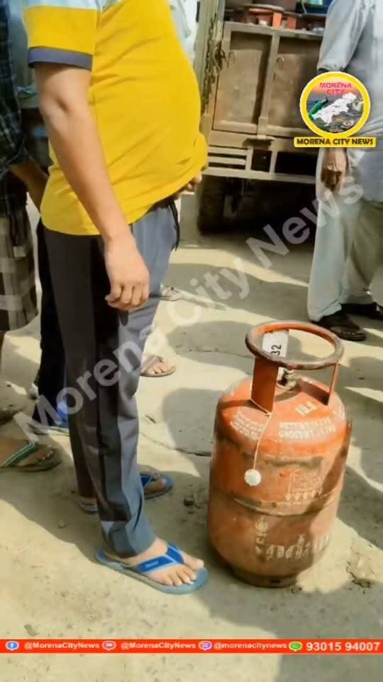 मुरैना में गैस सिलेंडर से निकला पानी, बदलने की बात पर एजेंसी कर्मचारी पर बदतमीजी का आरोप, वीडियो वायरल
मुरैना। बृजेश्वरी गैस एजेंसी से लिए गए गैस सिलेंडर में पानी निकलने का आरोप लगाते हुए एक उपभोक्ता का वीडियो सोशल मीडिया पर वायरल हो रहा है। उपभोक्ता का आरोप है कि सिलेंडर बदलने की बात कहने पर एजेंसी से जुड़े व्यक्ति ने कथित तौर पर बदतमीजी की और सिलेंडर बदलने के लिए पैसे की मांग की। वायरल वीडियो में दोनों पक्षों के बीच बातचीत दिखाई दे रही है। हालांकि, वीडियो में लगाए गए आरोपों की स्वतंत्र पुष्टि नहीं हुई है।
#morena #मुरैना #सिलेंडर