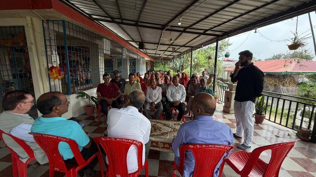 कुसवाड़ में जंजघर, महिला मंडल भवन के लिए किया जाएगा बजट का प्रावधान और ओवरहेड टैंक से पानी की सप्लाई शुरू की जाएगी : सुनील शर्मा बिट्टू
हमीरपुर 27 सितंबर। सुनील शर्मा बिट्टू ने ग्राम पंचायत जंगलरोपा के गांव कुसवाड़ का दौरा किया और वहां स्थानीय लोगों की समस्याएं सुनीं। उन्होंने लोगों को प्रदेश सरकार की विभिन्न कल्याणकारी योजनाओं की जानकारी भी दी।
उन्होंने कहा कि कुसवाड़ में जंजघर, महिला मंडल भवन और पेयजल योजना और वाटर टैंक की सप्लाई के लिए पर्याप्त बजट का प्रावधान किया जाएगा। सुनील शर्मा बिट्टू ने कहा कि गांव के लिंक रोड की मरम्मत की जाएगी और डंगे भी लगाए जाएंगे।
सुनील शर्मा बिट्टू ने कहा कि गांव में सभी मूलभूत सुविधाओं को हर घर तक पहुंचाया जाएगा।
उन्होंने कहा कि साढे तीन वर्ष के कार्यकाल के दौरान मुख्यमंत्री ठाकुर सुखविंद्र सिंह सुक्खू ने जिला हमीरपुर के लिए मेडिकल कॉलेज के साथ-साथ नर्सिंग कॉलेज, डेंटल कॉलेज, अलाइड हेल्थ सर्विसेज कालेज, कैंसर केयर संस्थान, मातृ-शिशु अस्पताल, रोबोटिक सर्जरी और अन्य अत्याधुनिक सुविधाओं का प्रावधान किया है। हमीरपुर में प्रदेश का सबसे बड़े बस स्टैंड, हैलीपोर्ट और करोड़ों रुपए की कई अन्य परियोजनाओं के कार्य युद्ध स्तर पर जारी हैं। सुनील शर्मा बिट्टू ने इस अवसर पर गांववासियों की अधिकांश समस्याओं का मौके पर ही निवारण कर दिया।
कार्यक्रम में जंगलरोपा के प्रधान करतार चंद, ग्राम सुधार सभा के प्रधान सुनील कुमार, सतीश कुमार, विक्रम सिंह, रूप सिंह, कर्मी देवी, सुरिंद्रो देवी, वीना देवी और अन्य गणमान्य लोग भी उपस्थित थे। 
