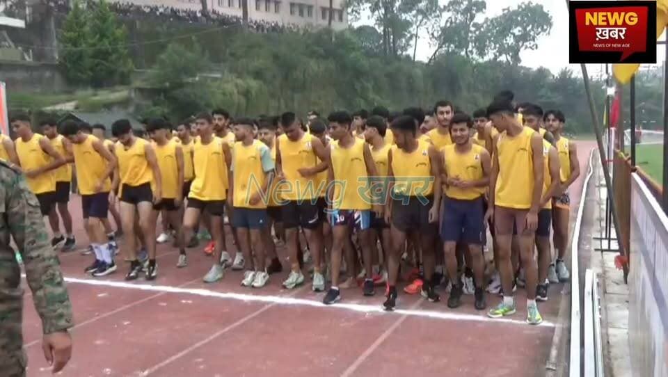 हमीरपुर के सिंथेटिक ट्रैक में अग्नि वीर भर्ती में भाग लेते हुए युवा