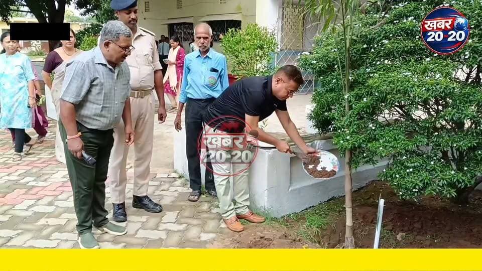 पटना के बिहटा स्थित आनंदपुर द विशप हेरिटेज स्कूल के प्रांगण में एक पेड़ मां के नाम के तहत किया गया पौधारोपण अभियान, बिहटा गृह रक्षा वाहिनी के कमांडेंट एहतेशाम अली, स्कूली बच्चों, टीचर, पत्रकारों ने किया पौधारोपण, पौधारोपण अभियान के दौरान कई लोग रहे मौजूद. #TheBishopHeritageSchool #bihtapatna #TreePlantation #oneTree #NamedMother #trendingvideo #latestnews