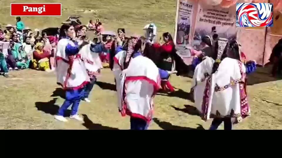 ❤️ पंगवालों की शान
सुराल में विश्व पर्यटन दिवस की शानदार शुरुआत
महिला मंडलों की सांस्कृतिक प्रस्तुतियों ने बांधा समां, पांगी की समृद्ध संस्कृति की दिखी झलक
पांगी, 27 सितंबर 2026। जनजातीय क्षेत्र पांगी घाटी के सुराल में विश्व पर्यटन दिवस समारोह का भव्य शुभारंभ हुआ। कार्यक्रम का शुभारंभ आवासीय आयुक्त एवं एसडीएम पांगी अमनदीप सिंह ने किया।
विश्व पर्यटन दिवस के अवसर पर आयोजित समारोह में स्थानीय लोगों और महिला मंडलों ने उत्साहपूर्वक भाग लिया। महिला मंडलों की शानदार सांस्कृतिक प्रस्तुतियों ने कार्यक्रम में चार चांद लगा दिए। पारंपरिक लोकगीतों और सांस्कृतिक प्रस्तुतियों के माध्यम से पांगी की समृद्ध संस्कृति, लोक परंपराओं और स्थानीय प्रतिभाओं की मनमोहक झलक देखने को मिली।
सुराल घाटी की प्राकृतिक सुंदरता के बीच आयोजित इस कार्यक्रम ने पर्यटन के साथ-साथ स्थानीय संस्कृति को बढ़ावा देने का संदेश भी दिया। समारोह में पांगी की पारंपरिक जीवनशैली और सांस्कृतिक विरासत को पर्यटन से जोड़ने की संभावनाओं को भी प्रमुखता से प्रदर्शित किया जा रहा है।
कार्यक्रम में स्थानीय लोगों की भागीदारी और उत्साह से सुराल में विश्व पर्यटन दिवस का माहौल पूरी तरह उत्सवमय नजर आया।
✍️ सुरेंद्र ठाकुर
Pangi Live News
आपकी आवाज़, सच के साथ
