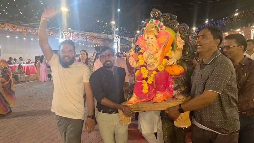 नम आंखों से दी भगवान गणेश को विदाई, 'गणपति बाप्पा मोरया' के जयकारों से गूंजा अरिहंत विहार।
दैनिक वीरधरा राजस्थान।
चित्तौड़गढ़। शहर के उपनगरीय क्षेत्र सेन्थी के अरिहंत विहार में दस दिनों तक भक्ति, उत्साह और उल्लास का केंद्र बने रहने के बाद आखिरकार विघ्नहर्ता भगवान श्री गणेश की विदाई का भावुक क्षण आ आया। अरिहंत विहार कॉलोनी में गणेशोत्सव के समापन पर आयोजित विसर्जन समारोह में श्रद्धालुओं का जनसैलाब उमड़ पड़ा। "गणपति बाप्पा मोरया, अगले बरस तू जल्दी आ" के गगनभेदी जयकारों और ढोल-नगाड़ों की थाप के साथ भक्तों ने अपने प्रिय बप्पा को नम आंखों से अंतिम विदाई दी।
हवन-पूजन और महाआरती से हुई शुरुआत
विसर्जन यात्रा से पूर्व सुबह कॉलोनी परिसर में विशेष पूजा-अर्चना और हवन-पूजन का आयोजन किया गया। इसके बाद भव्य महाआरती संपन्न हुई, जिसमें बच्चों, युवाओं और बुजुर्गों समेत बड़ी संख्या में महिलाओं ने भाग लिया। आरती के पश्चात सभी श्रद्धालुओं में महाप्रसाद का वितरण किया गया।
पूजा-अर्चना के बाद ढोल- नगाड़ो और गुलाल व पुष्पवर्षा के साथ भगवान गणेश की शोभायात्रा निकाली गई।
यात्रा के दौरान श्रद्धालुओं ने जमकर पुष्पवर्षा की और आतिशबाजी की। युवा और महिलाएं ढोल- नगाड़ो की धुन पर झूमते नजर आए।
कॉलोनी के मुख्य रास्तों पर जगह-जगह निवासियों ने अपने घरों से शोभायात्रा पर पुष्प वर्षा कर बप्पा का स्वागत किया।
नम आंखों से दिया अर्घ्य, दिया अगले बरस आने का न्योता
शोभायात्रा निर्धारित विसर्जन स्थल गम्भीरी नदी पहुंची, जहां पूरे विधि-विधान से उत्तर पूजा की गई। जैसे ही प्रतिमा का विसर्जन किया जाने लगा, सभी भक्तों की आंखें छलक आईं। श्रद्धालुओं ने बप्पा के चरण स्पर्श कर क्षेत्र की शांति, समृद्धि और परिवार के आरोग्य की प्रार्थना की।
अरिहंत विहार समिति के पदाधिकारियों ने बताया कि पूरे दस दिन तक कॉलोनी में एकता और भक्ति का वातावरण बना रहा। विसर्जन के बाद सभी ने एक-दूसरे को प्रसाद बांटा और अगले वर्ष फिर से गणेशोत्सव को और भी धूमधाम से मनाने का संकल्प लिया।
इसके बाद महाप्रसादी का आयोजन किया गया।
इस दौरान जीपी गुर्जर, अध्यक्ष गोपाल जटिया, लक्ष्मण मेघवाल, जगदीश वैष्णव, रबिन्द्र प्रधान, ओम जैन शंभूपुरा, ललित टांक, रणजीत आचार्य सहित बड़ी संख्या में कॉलोनीवासी मौजूद रहे।