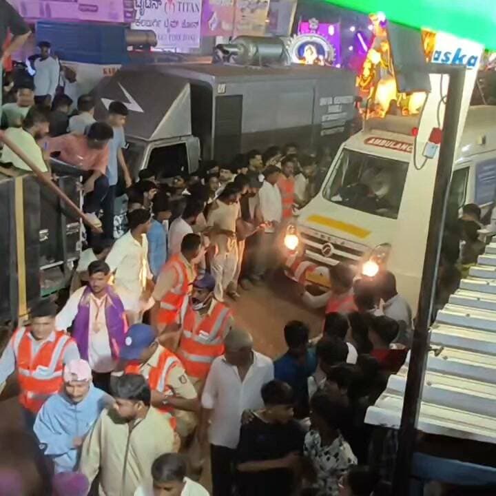ಗಣೇಶ ವಿಸರ್ಜನೆ ವೇಳೆ ಮಹಿಳೆಗೆ ಅಸ್ವಸ್ಥತೆ; ಜನಸಂದಣಿಯ ನಡುವೆಯೇ ಆಂಬುಲೆನ್ಸ್ಗೆ ದಾರಿ ಮಾಡಿದ ಸಾರ್ವಜನಿಕರು
ಹುಬ್ಬಳ್ಳಿ: ನಗರದ ಗಣೇಶ ವಿಸರ್ಜನಾ ಮೆರವಣಿಗೆಯ ಸಂದರ್ಭದಲ್ಲಿ ಭಾರೀ ಜನಸಂದಣಿಯ ನಡುವೆ ಮಹಿಳೆಯೊಬ್ಬರಿಗೆ ಏಕಾಏಕಿ ಅಸ್ವಸ್ಥತೆ ಉಂಟಾದ ಘಟನೆ ನಡೆದಿದೆ.
ವಿಸರ್ಜನಾ ಮೆರವಣಿಗೆಯಲ್ಲಿ ಸಾವಿರಾರು ಭಕ್ತರು ಹಾಗೂ ಸಾರ್ವಜನಿಕರು ಸೇರಿದ್ದ ಸಂದರ್ಭದಲ್ಲಿ ಮಹಿಳೆಗೆ ಅಸ್ವಸ್ಥತೆ ಕಾಣಿಸಿಕೊಂಡಿದೆ. ವಿಷಯ ಗಮನಕ್ಕೆ ಬರುತ್ತಿದ್ದಂತೆ ತಕ್ಷಣ ಆಂಬುಲೆನ್ಸ್ಗೆ ಮಾಹಿತಿ ನೀಡಲಾಗಿದ್ದು, ಕೆಲವೇ ಸಮಯದಲ್ಲಿ ಆಂಬುಲೆನ್ಸ್ ಸ್ಥಳಕ್ಕೆ ಆಗಮಿಸಿದೆ.
ಆದರೆ ಮೆರವಣಿಗೆ ಹಾಗೂ ಅಪಾರ ಸಂಖ್ಯೆಯ ಜನರಿಂದ ರಸ್ತೆಯಲ್ಲಿ ಹೆಚ್ಚಿನ ಪ್ರಮಾಣದ ಜನಸಂದಣಿ ಉಂಟಾಗಿದ್ದರಿಂದ ಆಂಬುಲೆನ್ಸ್ ಮುಂದೆ ಸಾಗುವುದು ಸವಾಲಿನ ಪರಿಸ್ಥಿತಿಯಾಗಿತ್ತು. ತುರ್ತು ಪರಿಸ್ಥಿತಿಯನ್ನು ಅರಿತ ಪೊಲೀಸರು ಹಾಗೂ ಸಾರ್ವಜನಿಕರು ಕೂಡಲೇ ಸ್ಪಂದಿಸಿ, ಜನರನ್ನು ಬದಿಗೆ ಸರಿಸಿ ಆಂಬುಲೆನ್ಸ್ ಸಂಚರಿಸಲು ದಾರಿ ಕಲ್ಪಿಸಿದರು.
ಜನಸಾಗರದ ನಡುವೆಯೂ ತುರ್ತು ವಾಹನಕ್ಕೆ ಆದ್ಯತೆ ನೀಡಿ ಸಹಕರಿಸಿದ ಸಾರ್ವಜನಿಕರ ನಡೆ ಗಮನ ಸೆಳೆಯಿತು. ಕೆಲವೇ ಕ್ಷಣಗಳಲ್ಲಿ ಆಂಬುಲೆನ್ಸ್ ಮಹಿಳೆಯನ್ನು ಆಸ್ಪತ್ರೆಗೆ ಕರೆದೊಯ್ಯಲು ಮುಂದಾಯಿತು.
ಗಣೇಶ ವಿಸರ್ಜನೆಯಂತಹ ಬೃಹತ್ ಮೆರವಣಿಗೆಗಳ ಸಂದರ್ಭದಲ್ಲಿ ತುರ್ತು ವಾಹನಗಳಿಗೆ ದಾರಿ ಕಲ್ಪಿಸುವ ಮೂಲಕ ಸಾರ್ವಜನಿಕರು ಜವಾಬ್ದಾರಿ ಹಾಗೂ ಮಾನವೀಯತೆ ಮೆರೆದಿರುವುದು ಸ್ಥಳೀಯರ ಮೆಚ್ಚುಗೆಗೆ ಪಾತ್ರವಾಗಿದೆ. ತುರ್ತು ಸಂದರ್ಭಗಳಲ್ಲಿ ಸಾರ್ವಜನಿಕರ ಸಹಕಾರ ಎಷ್ಟು ಮಹತ್ವದ್ದು ಎಂಬುದಕ್ಕೆ ಈ ಘಟನೆ ಮತ್ತೊಮ್ಮೆ ಸಾಕ್ಷಿಯಾಗಿದೆ.
#Hubballi #GaneshVisarjan #GaneshChaturthi #Ganeshotsava #Ambulance #Emergency #Humanity #PublicSupport #HubballiNews #KarnatakaNews #GaneshVisarjan2026 #BreakingNews #KannadaNews #YadgirNews