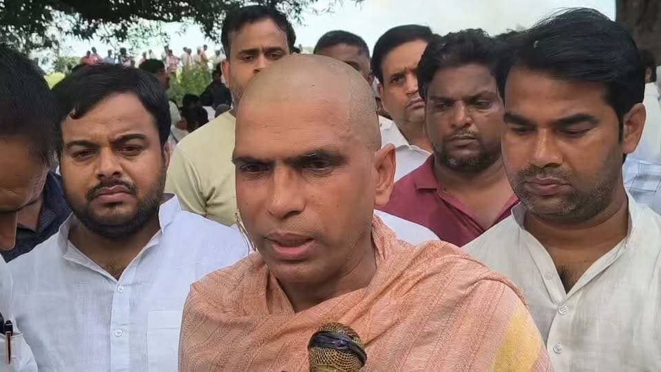 डॉक्टर नहीं, वो तो धरती के भगवान थे... जिनकी बदौलत 1-2 नहीं, पूरे 8 साल तक जीवित रहे पूर्व मंत्री स्व. रामगोविंद चौधरी जी! 💔
बेटे रंजीत चौधरी ने भावुक होकर खोला पिता की जिंदगी से जुड़ा बड़ा राज। साथ ही बताया—
👉 पूर्व पीएम चंद्रशेखर और जेपी से कैसा था रामगोविंद जी का रिश्ता?
👉 क्या 2027 में रंजीत चौधरी संभालेंगे पिता की राजनीतिक विरासत?
एक बेटे की ज़बानी सुनिए पिता के संघर्ष और उस 'भगवान' की पूरी कहानी। पूरा वीडियो जरूर देखें! 👇
#RamGovindChaudhary #RanjeetChaudhary #BalliaNews #SamajwadiParty #UPPolitics #ExclusiveInterview