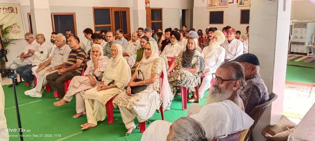 *भगत सिंह के विचारों से गूंजा कुरुक्षेत्र, वीरांगनाओं और पूर्व सैनिकों को मिला सम्मान
-------------
*पंजाबी बिरादरी महासभा ने मनाया शहीद-ए-आजम का 119वां जन्मदिवस, बच्चों की देशभक्ति प्रस्तुतियों ने बांधा समां
कुरुक्षेत्र, 27 सितंबर (सोनिका वधवा)।
शहीद-ए-आजम भगत सिंह की जयंती पर रविवार को कुरुक्षेत्र में देशभक्ति, सम्मान और राष्ट्रसेवा का अनूठा संगम देखने को मिला। पंजाबी बिरादरी महासभा (रजि.) कुरुक्षेत्र की ओर से अमीन रोड स्थित ब्रह्मानंद कॉलोनी की वात्सल्य वाटिका में भगत सिंह का 119वां जन्मदिवस श्रद्धा और उत्साह के साथ मनाया गया। समारोह का प्रमुख आकर्षण देश की रक्षा में सर्वोच्च बलिदान देने वाले शहीदों की वीरांगनाओं और पूर्व सैनिकों का सम्मान रहा।
कार्यक्रम का शुभारंभ महासभा के पदाधिकारियों, सदस्यों, पूर्व सैनिकों और शहीद परिवारों ने भगत सिंह के चित्र पर पुष्प अर्पित कर किया। वात्सल्य वाटिका के संचालक स्वामी हरिओम दास परिव्राजक ने अतिथियों का स्वागत किया।
समारोह में वक्ताओं ने भगत सिंह के जीवन, विचारों, त्याग और राष्ट्र के प्रति समर्पण को याद करते हुए युवा पीढ़ी से उनके आदर्शों को जीवन में अपनाने का आह्वान किया। पूर्व सैनिकों ने कहा कि देशभक्ति केवल भावना तक सीमित नहीं रहनी चाहिए, बल्कि प्रत्येक नागरिक को अपने कर्तव्यों और जिम्मेदारियों का ईमानदारी से निर्वहन कर राष्ट्र निर्माण में योगदान देना चाहिए।
बच्चों की प्रस्तुतियों ने जगाया देशभक्ति का जज्बा
वात्सल्य वाटिका के बच्चों ने देशभक्ति से ओत-प्रोत सांस्कृतिक प्रस्तुतियां देकर शहीद भगत सिंह को श्रद्धासुमन अर्पित किए। बच्चों की प्रस्तुतियों ने कार्यक्रम में मौजूद लोगों को भावविभोर कर दिया। वहीं डॉ. मुनीश कुकरेजा ने बांसुरी की सुमधुर धुन पर देशभक्ति गीतों की संगीतमय प्रस्तुति देकर खूब तालियां बटोरीं।
वक्ताओं ने विद्यार्थियों को किताबों से मित्रता करने, बुरी संगति से दूर रहने और जीवन में उच्च आदर्श अपनाने के लिए प्रेरित किया। समारोह में उपस्थित लोगों ने भगत सिंह के विचारों से प्रेरणा लेते हुए देश और समाज के हित में सदैव आगे रहने का संकल्प लिया।
बॉक्स
शहीदों की वीरांगनाओं के सम्मान से भावुक हुआ माहौल
समारोह का सबसे भावपूर्ण क्षण शहीदों की वीरांगनाओं के सम्मान का रहा। 1971 के भारत-पाकिस्तान युद्ध में वीरगति को प्राप्त पंजाब रेजिमेंट के लांस नायक सेवा सिंह (सेना मेडल) की धर्मपत्नी हरभजन कौर, सिख रेजिमेंट के हवलदार बलवंत सिंह की धर्मपत्नी सुरजीत कौर तथा पंजाब रेजिमेंट के नायक अमरिक सिंह की धर्मपत्नी सुरजीत कौर को शॉल ओढ़ाकर और स्मृति चिन्ह भेंट कर सम्मानित किया गया।
इसके अलावा वर्ष 1995 में जम्मू-कश्मीर में 'ऑपरेशन रक्षक' के दौरान सर्वोच्च बलिदान देने वाले पंजाब रेजिमेंट के हवलदार लखविंदर सिंह (शौर्य चक्र) की धर्मपत्नी सुखविंदर कौर, वर्ष 1988 में श्रीलंका में 'ऑपरेशन पवन' के दौरान शहीद हुए सिख रेजिमेंट के सिपाही सुखदेव सिंह की धर्मपत्नी दलजीत कौर और वर्ष 2003 में 'ऑपरेशन रहिनो' में वीरगति पाने वाले पंजाब रेजिमेंट के सिपाही पिंदर पाल सिंह की धर्मपत्नी गुरमीत कौर को भी विशेष रूप से सम्मानित किया गया।
पूर्व सैनिकों को भी मंच पर मिला सम्मान
कार्यक्रम में सेना से सेवानिवृत्त वरिष्ठ सैन्य अधिकारी एवं पूर्व सैनिक मुख्य अतिथि के रूप में शामिल हुए। पंजाबी बिरादरी महासभा ने सिख रेजिमेंट के कप्तान गुरमेल सिंह, पंजाब रेजिमेंट के सूबेदार मेजर रविंदर कौशिक, कप्तान नरेंद्र पाल चीमा, नायब सूबेदार दलजीत पटिआल तथा जिला सैनिक बोर्ड कुरुक्षेत्र के सूबेदार आर.आर. शर्मा को मंच पर सम्मानित किया।
इस अवसर पर पंजाबी बिरादरी महासभा के प्रधान आशीष सभरवाल, वरिष्ठ उपप्रधान पंकज अरोड़ा, महासचिव फतेहचंद गांधी, कोषाध्यक्ष डॉ. राजेश वाधवा, रेनू खुगर, विनीत बजाज, सुनील मुंजाल, राकेश अरोड़ा, ललित चावला, कृष्ण धमीजा, राजेश अरोड़ा, राजेंद्र लोटा, राम कुमार सेठी, दीपक सेठी, सुरिंदर गाबा, निश्चल दीप ढींगरा और रविंदर सहित बड़ी संख्या में बिरादरी के सदस्य एवं गणमान्य लोग मौजूद रहे।
बॉक्स
वीरांगनाओं को सम्मान देकर शहीदों के बलिदान को किया नमन
पंजाबी बिरादरी महासभा ने समारोह के माध्यम से शहीद भगत सिंह को श्रद्धांजलि देने के साथ उन परिवारों के प्रति भी कृतज्ञता प्रकट की, जिन्होंने देश की रक्षा के लिए अपने प्रियजनों का सर्वोच्च बलिदान दिया। छह वीरांगनाओं को शॉल और स्मृति चिन्ह देकर सम्मानित किया गया। सम्मान के दौरान पूरा सभागार देशभक्ति के भाव से सराबोर नजर आया। महासभा के पदाधिकारियों ने कहा कि शहीदों का बलिदान आने वाली पीढ़ियों के लिए सदैव प्रेरणास्रोत रहेगा।
