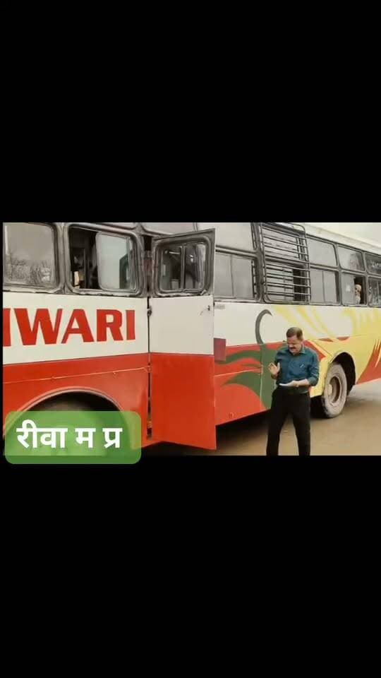 कलेक्टर जिस बस में बैठकर पहुंचे जन विश्वास कार्यक्रम में, जांच के बाद उसी बस को कराया सीज
रीवा जिले के गुढ़ में आयोजित मुख्यमंत्री जन विश्वास कार्यक्रम में कलेक्टर नरेंद्र कुमार सूर्यवंशी जिस बस से पहुंचे, जांच में उसी बस में कई अनियमितताएं सामने आईं।
कार्यक्रम के बाद कलेक्टर के निर्देश पर परिवहन विभाग और प्रशासनिक अधिकारियों ने बस की जांच कराई। जांच में बस के पास वैध फिटनेस प्रमाणपत्र, परमिट और बीमा नहीं पाया गया। बस की स्थिति में भी कई कमियां सामने आईं।
अनियमितताएं मिलने के बाद आरटीओ ने बस को सीज कर थाने में खड़ा कराया और फिटनेस निरस्त करने की कार्रवाई की।
कलेक्टर ने स्पष्ट किया कि नियम सभी के लिए समान हैं। बिना फिटनेस, परमिट और बीमा के वाहन सड़क पर चलाने की अनुमति नहीं दी जाएगी।
📍 रीवा म प्र | गुढ़
#रीवा #Rewa #बस #सीज #RTO #मुख्यमंत्रीजनविश्वास #मध्यप्रदेश #कार्रवाई #BreakingNews #MPNews #MP