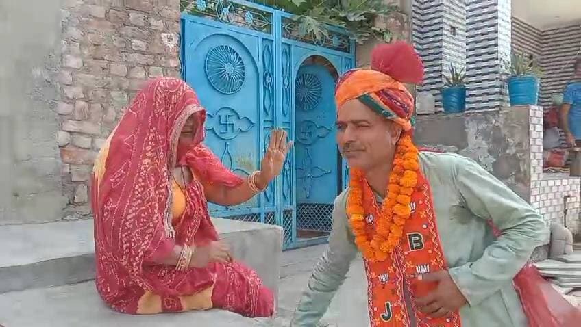 वार्ड 48 में पार्षद हरिराम चौपड़ा की जीत का जश्न, वार्डवासियों ने निकाला विजयी जुलूस
चूरू, 27 सितंबर। नगर निकाय चुनाव में वार्ड संख्या 48 से नवनिर्वाचित पार्षद हरिराम चौपड़ा की जीत पर वार्डवासियों ने उत्साह के साथ विजयी जुलूस निकाला। जुलूस के दौरान आतिशबाजी कर खुशी जताई गई और लोगों ने एक-दूसरे को मिठाई खिलाकर जीत की बधाई दी।
विजयी जुलूस में बड़ी संख्या में वार्डवासी शामिल हुए। जगह-जगह पार्षद हरिराम चौपड़ा का फूल-मालाओं से स्वागत किया गया। पूरे वार्ड में उत्सव और खुशी का माहौल नजर आया। इस दौरान पार्षद ने वार्ड के बुजुर्गों का आशीर्वाद भी लिया।
नवनिर्वाचित पार्षद हरिराम चौपड़ा ने वार्डवासियों का आभार व्यक्त करते हुए कहा कि यह केवल उनकी व्यक्तिगत जीत नहीं, बल्कि प्रत्येक मतदाता और क्षेत्रवासी के विश्वास की जीत है। उन्होंने कहा कि जनता ने जो जिम्मेदारी उन्हें सौंपी है, उसे पूरी निष्ठा और ईमानदारी से निभाने का प्रयास करेंगे।
उन्होंने कहा कि वार्ड में साफ-सफाई, सड़क, पानी, बिजली और अन्य मूलभूत सुविधाओं से जुड़ी समस्याओं के समाधान को प्राथमिकता दी जाएगी। वार्डवासियों को साथ लेकर क्षेत्र के विकास के लिए काम करने का भरोसा भी दिलाया।
इस अवसर पर वार्डवासियों ने पार्षद हरिराम चौपड़ा को शुभकामनाएं देते हुए उनके कार्यकाल के लिए मंगलकामनाएं कीं।
#tharkiawaazajay #churu #BJP4IND #nagarparishad #ChuruNews