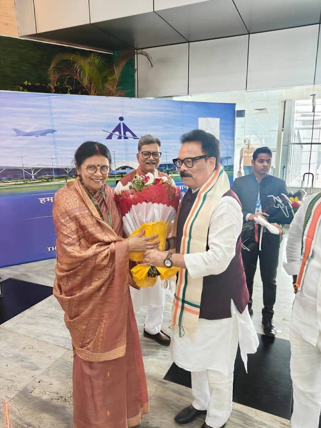 Raipur Breking
दो दिवसीय छत्तीसगढ़ प्रवास पर पहुंचे कांग्रेस के नए प्रदेश प्रभारी सुखदेव भगत
छत्तीसगढ़ नवनियुक्त प्रभारी सुखदेव भगत का नेता प्रतिपक्ष डॉ. चरणदास महंत एवं कोरबा सांसद योजना महंत ने एयरपोर्ट पर किया स्वागत।
आगामी चुनाव को लेकर रणनीति तैयार की जाएगी।
विधायक दल की बैठक में शामिल होंगे नए प्रदेश प्रभारी
पार्टी की कार्यप्रणाली और आगे की रणनीति पर होगी विस्तार से चर्चा
कांग्रेस के तमाम नेता और कार्यकर्ताओं के साथ करेंगे संवाद
#Congress #congressnews #CongressParty #raipur #chhattisgarh #chhattisgarhnewstoday #ChhattisgarhNews #विधायक #चुनाव #सुखदेव_भगत