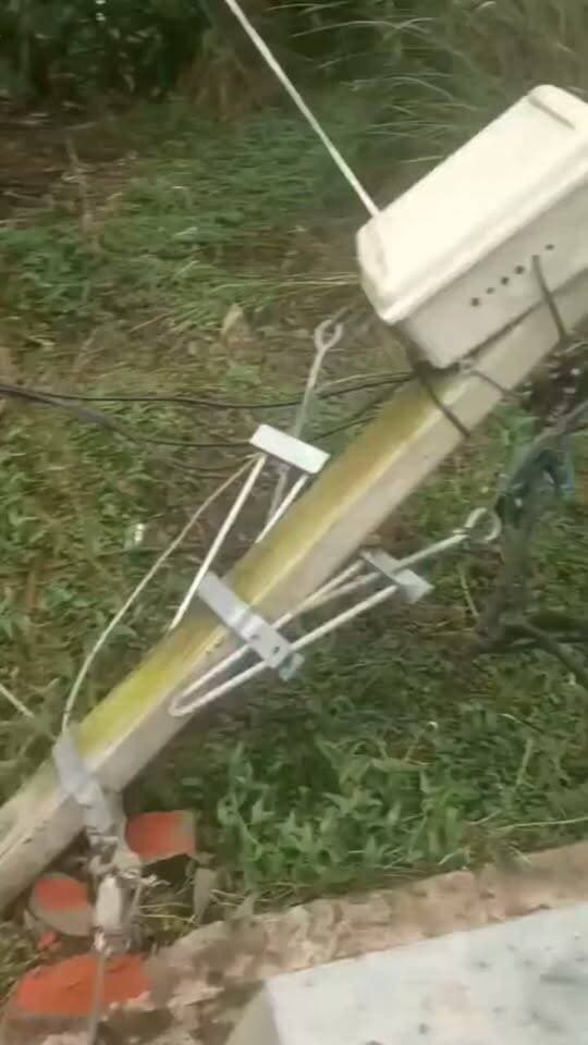बिजली कर्मचारी लगातार अपने कार्य में लगे हुए हैं