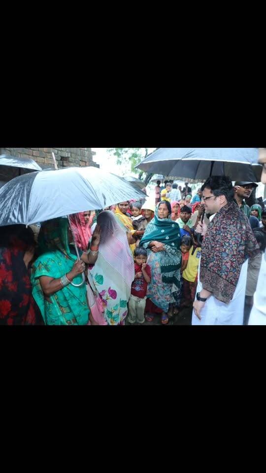 हरदोई में बाढ़ प्रभावित क्षेत्रों का आज अधिकारियों ने निरीक्षण किया।
बाढ़ प्रभावित इलाकों में पहुंचकर प्रभावित परिवारों और किसानों से मुलाकात कर हालात का जायजा लिया गया।
फसल नुकसान को देखते हुए अधिकारियों को त्वरित सर्वे कराने और प्रभावित किसानों को जल्द मुआवजा उपलब्ध कराने के निर्देश दिए गए।
साथ ही, बाढ़ प्रभावित परिवारों को हर संभव सहायता उपलब्ध कराने के निर्देश दिए गए।
संकट की इस घड़ी में सरकार प्रभावित परिवारों और किसानों के साथ खड़ी है।
