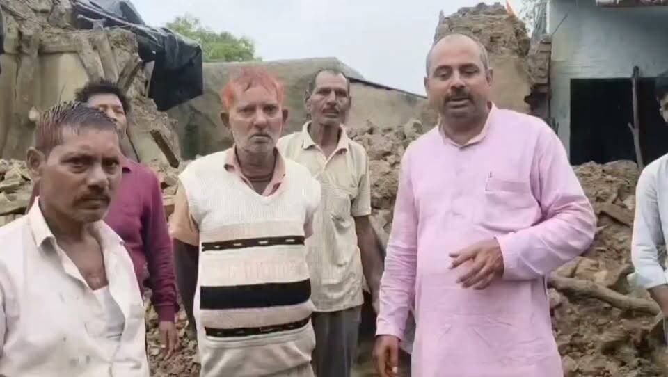 बारिश से कई ग्रामीणों के कच्चे मकान गिरे
हरदोई/बेनीगंज। लगातार बारिश के चलते ग्राम कल्याणमल में सुशीला पत्नी रामेंद्र, रामेश्वर पाल, हरिपाल और पप्पू समेत कई ग्रामीणों के कच्चे मकान गिर गए। हादसे में किसी के हताहत होने की सूचना नहीं है। मकान गिरने से परिवारों के सामने रहने का संकट खड़ा हो गया है। सूचना पर कोथावां संघ के खंड कारवां महेंद्र प्रताप सिंह ने पीड़ितों से मुलाकात कर राजस्व कर्मियों से सहायता दिलाने के संबंध में वार्ता की।