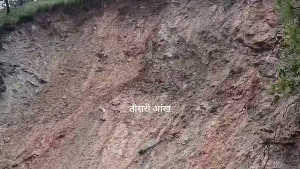 भूस्खलन और दुर्गम रास्तों के बीच रिखणीखाल पहुंचे सांसद अनिल बलूनी
लगातार हो रही बारिश के बीच गढ़वाल सांसद अनिल बलूनी ने सिमड़ी में भूस्खलन और जगह-जगह बने दुर्गम रास्तों की चुनौती के बावजूद रिखणीखाल पहुंचकर कार्यकर्ताओं और स्थानीय नागरिकों से संवाद किया। इस दौरान उन्होंने क्षेत्र की स्थिति और लोगों की समस्याओं की जानकारी ली। खराब मौसम के बीच सांसद का यह दौरा क्षेत्र में चर्चा का विषय बना हुआ है।
