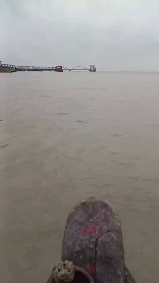 बेगूसराय के सिमरिया में पानी में डूब रहे एक व्यक्ति को लोगों ने बचाई जान जान जाते-जाते बची