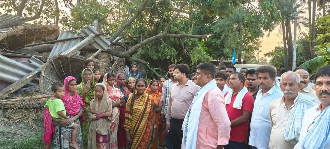 मुजफ्फरपुर में चक्रवाती तूफान का तांडव! दो दर्जन घरों के एस्बेस्टस उड़े, बिजली के पोल धराशायी
मुजफ्फरपुर के मड़वन प्रखंड के महम्मदपुर सूबे पंचायत में शनिवार को आए चक्रवाती तूफान ने जमकर तबाही मचाई। तेज हवा के कारण करीब दो दर्जन घरों के एस्बेस्टस उड़कर क्षतिग्रस्त हो गए, जबकि एक मकान पूरी तरह ढह गया। तूफान की रफ्तार इतनी तेज थी कि दर्जनों पेड़ जड़ से उखड़कर सड़कों पर गिर गए, जिससे कई ग्रामीण रास्तों पर आवागमन बाधित हो गया।
वहीं, करीब आधा दर्जन बिजली के पोल भी टूटकर गिर गए, जिसके कारण इलाके की बिजली आपूर्ति पूरी तरह प्रभावित हो गई। पेड़ और एस्बेस्टस गिरने की घटनाओं में कई लोग बाल-बाल बच गए। ग्रामीणों ने खुद सड़क पर गिरे पेड़ों की टहनियों को काटकर रास्ता साफ किया।
घटना की जानकारी मिलने के बाद रविवार को कांटी विधायक ई. अजीत कुमार और मड़वन सीओ पुष्कल कुमार ने प्रभावित इलाकों का दौरा कर क्षति का जायजा लिया।
विधायक ने बताया कि प्रभावित परिवारों को तत्काल तिरपाल उपलब्ध कराया गया है। उन्होंने अधिकारियों को निर्देश दिया कि क्षतिग्रस्त मकानों की तस्वीर लेकर नुकसान का पूरा आकलन किया जाए और रिपोर्ट आपदा विभाग को भेजी जाए।
#TirhutNow #MuzaffarpurNews #CycloneStorm #Marwan #BiharNews