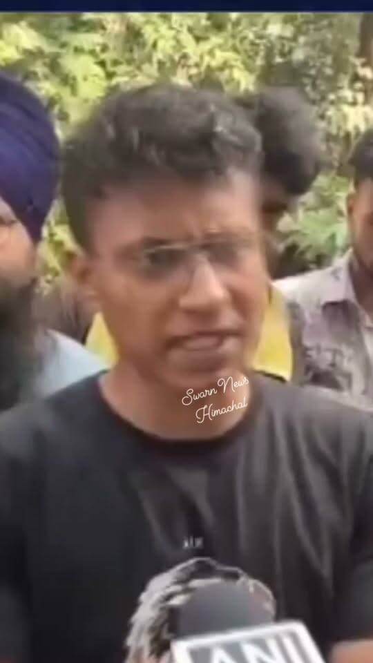 * दिल्ली -थप्पड़ कांड...
* पीड़ित का रुख: पुलिस की मौजूदगी में घटना होने का दावा करते हुए वीडियो सबूतों के साथ FIR दर्ज कराई गई है, जिसमें मंत्री के निलंबन और सार्वजनिक माफ़ी की मांग की गई है।