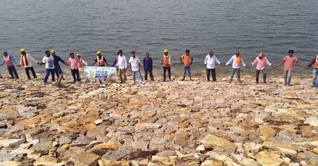 ’
'विश्व पर्यटन दिवस' एवं 'स्वच्छता ही सेवा 2026' अभियान के अवसर पर आज पूरे बांका जिले में जिम्मेदार पर्यटन, पर्यावरण संरक्षण और स्वच्छता को लेकर कार्यक्रमों की धूम रही। जिले के प्रमुख पर्यटन स्थलों पर जहां स्वच्छता कर्मियों एवं ग्रामीणों ने श्रमदान कर सफाई अभियान चलाया, वहीं जिले भर में सघन पौधरोपण कर हरित बांका का संदेश दिया गया।
1. ओढ़नी डैम: सभी पंचायतों के कर्मियों द्वारा सफाई अभियान और मानव श्रृंखला
बांका प्रखंड अंतर्गत जिले के प्रमुख पर्यटन स्थल ओढ़नी डैम पर विशेष स्वच्छता कार्यक्रम आयोजित किया गया।
सघन श्रमदान: सभी पंचायतों के स्वच्छता कर्मियों एवं स्वच्छता सुपरवाइजरों (पर्यवेक्षकों) द्वारा डैम परिसर और आसपास के क्षेत्रों में व्यापक साफ-सफाई अभियान चलाया गया।
मानव श्रृंखला से संदेश: सफाई के उपरांत स्वच्छता कर्मियों और सुपरवाइजरों ने ओढ़नी डैम पर मानव श्रृंखला बनाई। इस मानव श्रृंखला के माध्यम से समाज में स्वच्छता के प्रति एक अच्छा और सकारात्मक संदेश दिया गया।
2. बदुआ डैम: पर्यटन स्थल पर चला सफाई अभियान
चांदन प्रखंड अंतर्गत प्रसिद्ध पर्यटन स्थल बदुआ डैम परिसर में भी वृहद स्वच्छता अभियान चलाया गया।
स्वच्छता कर्मियों, स्थानीय जनप्रतिनिधियों और ग्रामीणों ने श्रमदान करते हुए डैम परिसर व जलाशय के आसपास फैले प्लास्टिक व अन्य अपशिष्ट पदार्थों की साफ-सफाई की।
सैलानियों और आम नागरिकों को पर्यटन स्थलों को साफ-सुथरा रखने और जिम्मेदार नागरिक व्यवहार अपनाने के लिए प्रेरित किया गया।
3. 'एक पौधा माँ के नाम': जिले भर में चला सघन पौधरोपण अभियान
जिले में जिम्मेदार पर्यटन एवं अच्छे नागरिक व्यवहार को बढ़ावा देने के उद्देश्य से व्यापक स्तर पर ‘एक पौधा माँ के नाम’ थीम के तहत पौधरोपण अभियान चलाया गया।
इस दौरान स्थानीय जनप्रतिनिधियों, जीविका दीदियों, बीपीएम (BPM), आवास सहायकों, विकास मित्रों, पंचायत रोजगार सेवकों (PRS), स्वच्छता पर्यवेक्षकों, स्वच्छता कर्मियों और ग्रामीणों ने बढ़-चढ़कर भाग लिया।
सभी ने पौधे लगाकर पर्यावरण संरक्षण और धरती को हरा-भरा बनाए रखने का संकल्प लिया।
"स्वच्छ बांका, स्वस्थ बांका, सुंदर बांका" का संकल्प
विश्व पर्यटन दिवस के मौके पर बांका जिले में आयोजित इन सभी कार्यक्रमों का मुख्य उद्देश्य पर्यटन स्थलों को कचरा मुक्त बनाना और समाज में पर्यावरण के प्रति जागरूकता फैलाना रहा। पूरे जिले में आयोजित इस अभियान का समापन "स्वच्छ बांका, स्वस्थ बांका, सुंदर बांका" के सामूहिक संकल्प के साथ हुआ।