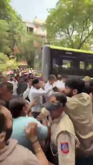 दिल्ली सरकार के PWD मंत्री प्रवेश वर्मा ने खराब सड़क की Video बना रहे एक युवक को थप्पड़ मारा !!
दरअसल, प्रवेश वर्मा आज तिलक नगर में पहुंचे। यहां लोगों ने उन्हें खराब सड़क अपने हाथ से उखाड़कर दिखाई। वहां AAP विधायक और उनके कार्यकर्ता भी मौजूद थे। हंगामा बढ़ा तो विधायक ने थप्पड़ मार दिया।
#highlightseveryone #paliakalankheri #नीमगाँव #लखीमपुर #followers