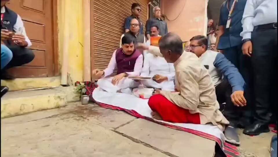 जिस घर में बचपन बीता, उसी पर CM मोहन यादव ने चलाई गैंती! 😢
उज्जैन में सिंहस्थ-2028 की तैयारियों के बीच सड़क चौड़ीकरण की जद में आया मुख्यमंत्री डॉ. मोहन यादव का पैतृक मकान।
मुख्यमंत्री ने खुद गैंती चलाकर मकान के प्रभावित हिस्से को हटाने की शुरुआत की। इस दौरान वे भावुक नजर आए।
वीडियो के अंत में देखिए वो भावुक पल…
#CMMohanYadav #Ujjain #Singhastha2028 #MPNews #MadhyaPradesh #ViralVideo #BundeliBhaukaalNews
जोशीला हुक और मजबूत बनाएं