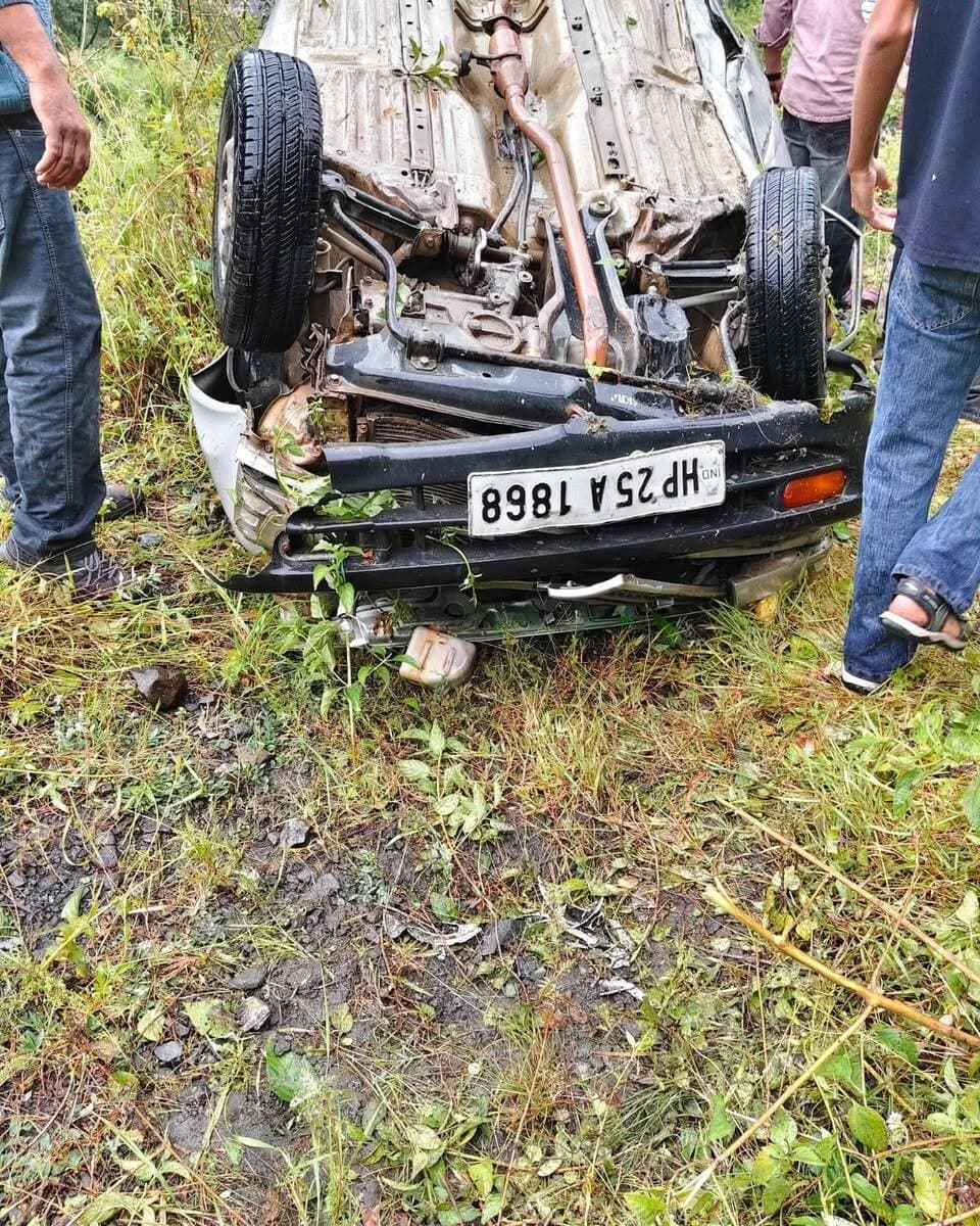 कटौला:- मंडी बजौरा वाया कटौला सड़क पर एक Alto 800 कार गिरने से तीन घायल, कटिन्ढी की बताई जा रही है गाड़ी।