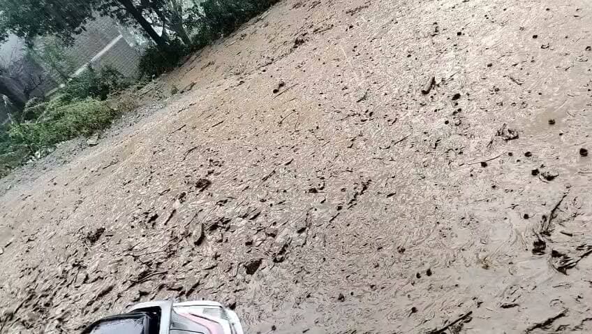 कटौला:- कटौला में मुश्लाधार बारिश से सड़क बनी तालाब, मलबे से भर गई सड़क।