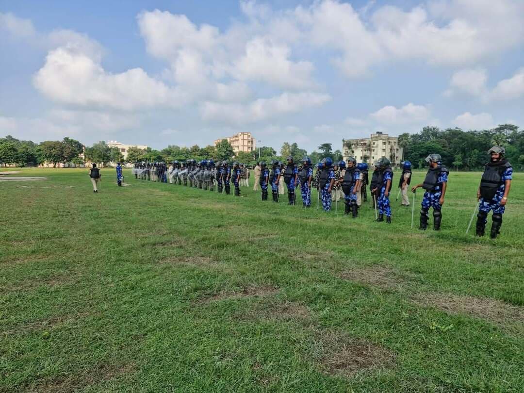 🚨 सहरसा पुलिस अलर्ट: दंगा और उपद्रव से निपटने को जवानों ने किया मॉक ड्रिल
सहरसा | 27 सितंबर 2026
पुलिस अधीक्षक के निर्देश पर पुलिस लाइन में दंगा नियंत्रण एवं आकस्मिक कानून-व्यवस्था से निपटने को लेकर पुलिस बल का विशेष अभ्यास कराया गया। इस दौरान जवानों को भीड़ नियंत्रण, उपद्रव की स्थिति में त्वरित कार्रवाई और कानून-व्यवस्था बनाए रखने का व्यावहारिक प्रशिक्षण दिया गया। अभ्यास में पुलिसकर्मियों ने आपात स्थिति में टीमवर्क, अनुशासन और तत्परता के साथ कार्रवाई का प्रदर्शन किया। अधिकारियों ने किसी भी चुनौतीपूर्ण परिस्थिति में संयम और सतर्कता के साथ प्रभावी कार्रवाई सुनिश्चित करने के निर्देश दिए। मकसद साफ है—सहरसा में कानून-व्यवस्था से जुड़ी किसी भी चुनौती के लिए पुलिस बल को हर समय तैयार रखना। 🚔