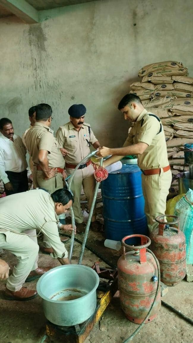 दूध के नाम पर तैयार हो रहा था संदिग्ध पदार्थ! खेजड़िया भूप में कथित नकली दूध फैक्ट्री का भंडाफोड़
**डिटर्जेंट, पाम ऑयल, केमिकल और मिक्सर सहित बड़ी मात्रा में सामग्री जब्त, हिरासत में लिए गए लोगों से पूछताछ जारी**
**मंदसौर/सुवासरा।** दूध को शुद्ध और पौष्टिक आहार माना जाता है, लेकिन मंदसौर जिले के सुवासरा थाना क्षेत्र से सामने आया एक मामला लोगों की चिंता बढ़ाने वाला है। खेजड़िया भूप गांव में पुलिस ने कथित तौर पर दूध जैसा पदार्थ तैयार करने वाले एक ठिकाने पर कार्रवाई करते हुए बड़ी मात्रा में संदिग्ध सामग्री और उपकरण जब्त किए हैं। मौके से डिटर्जेंट, पाम ऑयल, विभिन्न प्रकार के केमिकल, मिक्सर सहित अन्य सामग्री मिलने की बात सामने आई है।
पुलिस अधीक्षक विनोद कुमार मीणा के निर्देशन में सुवासरा थाना पुलिस को सूचना मिली थी कि खेजड़िया भूप क्षेत्र में कथित रूप से मिलावटी अथवा नकली दूध तैयार कर उसकी सप्लाई की जा रही है। सूचना के आधार पर पुलिस टीम ने संदिग्ध स्थान पर दबिश दी। कार्रवाई के दौरान पुलिस को वहां ऐसी सामग्री और उपकरण मिले, जिनका इस्तेमाल कथित तौर पर दूध जैसा पदार्थ तैयार करने में किया जा रहा था।
### डिटर्जेंट और पाम ऑयल समेत कई सामग्री मिली
पुलिस के अनुसार मौके से डिटर्जेंट, पाम ऑयल, विभिन्न केमिकल, मिक्सर और अन्य सामान जब्त किया गया है। प्रारंभिक जांच में इन सामग्रियों का इस्तेमाल दूध जैसा पदार्थ तैयार करने में किए जाने की आशंका जताई गई है। हालांकि, बरामद सामग्री की वास्तविक प्रकृति और तैयार पदार्थ की गुणवत्ता की पुष्टि संबंधित जांच के बाद ही हो सकेगी।
### क्या लोगों तक पहुंच रहा था यह पदार्थ?
कार्रवाई के बाद सबसे बड़ा सवाल यह है कि कथित तौर पर तैयार किया जा रहा यह पदार्थ आखिर कहां सप्लाई किया जाता था। पुलिस अब इसी दिशा में जांच कर रही है। हिरासत में लिए गए लोगों से पूछताछ के जरिए यह पता लगाने का प्रयास किया जा रहा है कि यह गतिविधि कब से चल रही थी और इसके पीछे कौन-कौन लोग जुड़े हुए हैं।
### स्वास्थ्य को लेकर उठे गंभीर सवाल
यदि जांच में यह साबित होता है कि गैर-खाद्य सामग्री और विभिन्न रसायनों का इस्तेमाल दूध के विकल्प के रूप में किए जा रहे पदार्थ को तैयार करने में किया जा रहा था, तो मामला बेहद गंभीर हो सकता है। खास तौर पर बच्चों और बुजुर्गों द्वारा दूध का नियमित सेवन किए जाने के कारण ऐसे पदार्थ की संभावित सप्लाई को लेकर स्वास्थ्य संबंधी चिंताएं भी सामने आती हैं।
हालांकि, जब्त सामग्री और तैयार पदार्थ के स्वास्थ्य पर प्रभाव के संबंध में अंतिम निष्कर्ष जांच और प्रयोगशाला रिपोर्ट के बाद ही सामने आएगा।
### सप्लाई नेटवर्क खंगाल रही पुलिस
पुलिस अब केवल निर्माण स्थल तक सीमित न रहकर कथित सप्लाई नेटवर्क की जानकारी भी जुटा रही है। पूछताछ में यह पता लगाने का प्रयास किया जा रहा है कि तैयार पदार्थ किन स्थानों पर भेजा जाता था, इसकी बिक्री किस माध्यम से होती थी और इस पूरे मामले में अन्य कौन-कौन लोग शामिल हो सकते हैं।
फिलहाल पुलिस ने मामले में हिरासत में लिए गए लोगों से पूछताछ शुरू कर दी है। जब्त सामग्री और कथित रूप से तैयार किए जा रहे पदार्थ की जांच के बाद ही पूरे मामले की तस्वीर और स्पष्ट हो सकेगी।
**खेजड़िया भूप में हुई इस कार्रवाई ने खाद्य पदार्थों में मिलावट को लेकर एक बार फिर गंभीर सवाल खड़े कर दिए हैं। अब जांच रिपोर्ट और पुलिस की आगे की कार्रवाई पर सभी की नजर है।**