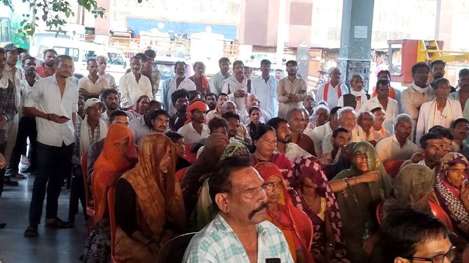 मालथौन में पुलिस का प्रभावी जनसंवाद
अतिरिक्त पुलिस अधीक्षक श्री जयवीर सिंह भदौरिया ने #SDOP खुरई सुश्री काजल सिंह एवं थाना मालथौन पुलिस के साथ मालथौन बस स्टैंड पर ग्रामीणों, जनप्रतिनिधियों एवं नगरवासियों से सीधा संवाद किया।
इस दौरान नागरिकों की समस्याएं एवं सुझाव सुने गए तथा अवैध शराब, जुआ-सट्टा, नशे एवं अन्य अवैध गतिविधियों की सूचना तत्काल पुलिस को देने की अपील की गई।
साथ ही, अपराधों की रोकथाम एवं निगरानी के लिए महत्वपूर्ण स्थानों और प्रतिष्ठानों पर CCTV कैमरे लगाने के लिए नागरिकों को प्रेरित किया गया।
जनता का सहयोग—सुरक्षित समाज की मजबूत नींव।
#SagarPolice #MPPolice #जनसंवाद
Madhya Pradesh Police SAGAR Police
#SagarPolice #MPPolice
