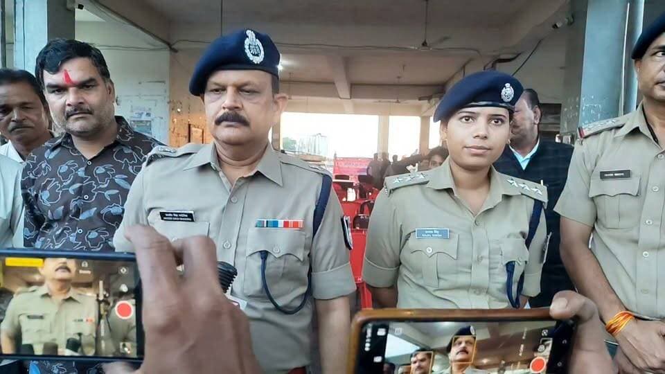 📍 मालथौन पुलिस प्रशासन ने लगाया जन चौपाल
जनता की बात—सीधे संवाद के साथ, समाधान की ओर कदम। 🤝
जन चौपाल के माध्यम से आमजन की समस्याएं सुनी गईं और उनके त्वरित निराकरण के लिए आवश्यक दिशा-निर्देश दिए गए।
जनता का विश्वास, पुलिस की प्राथमिकता। 🚔 Madhya Pradesh Police SAGAR Police #spsagar
#मालथौन #जनचौपाल #जनसंवाद #जनहित #SagarPolice