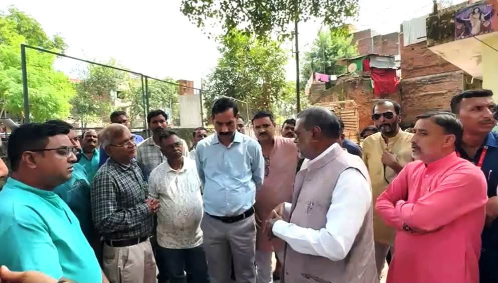 मंत्री श्री कुशवाह ने ढोलीबुआ पुल के पास बस्ती में किया सड़क का निरीक्षण
नागरिकों से की चर्चा, अधिकारियों को दिए आवश्यक निर्देश
प्रदेश के सामाजिक न्याय एवं उद्यानिकी मंत्री श्री नारायण सिंह कुशवाह ने रविवार को दक्षिण विधानसभा क्षेत्र के ढोलीबुआ पुल के पास बस्ती में निरीक्षण कर बरसात के कारण खराब हुईं सड़क का निरीक्षण किया और अधिकारियों को आवश्यक दिशा-निर्देश दिए। निरीक्षण के दौरान अनुविभागीय अधिकारी राजस्व श्री नरेन्द्र बाबू यादव, कार्यपालन यंत्री नगर निगम श्री वेदप्रकाश निरंजन सहित विभागीय अधिकारी उपस्थित थे।
उद्यानिकी मंत्री श्री नारायण सिंह कुशवाह ने निरीक्षण के दौरान नागरिकों से विस्तार से चर्चा की और उनकी समस्याओं को जाना। उन्होंने अधिकारियों को निर्देशित किया है कि सड़कों के संधारण के कार्य को सर्वोच्च प्राथमिकता के साथ किया जाए। इसके साथ ही साफ-सफाई पर भी विशेष ध्यान दिया जाए। सड़क खराब होने के संबंध में भी उन्होंने विभागीय अधिकारियों को गुणवत्ता की जांच करने के संबंध में भी दिशा-निर्देश दिए हैं।
#gwalior
PRO Gwalior
Jansampark Madhya Pradesh
CM Madhya Pradesh