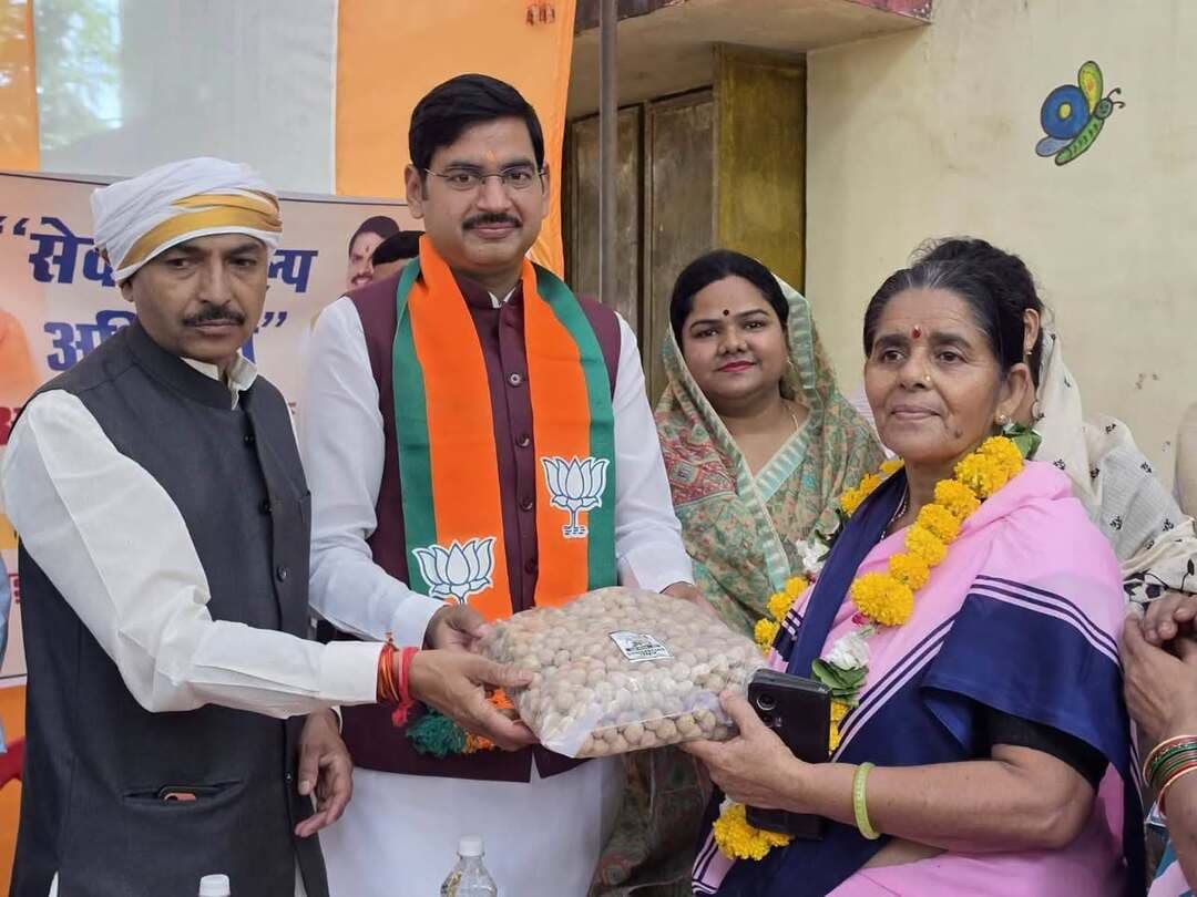 “सेवा-संकल्प अभियान”
“आंगन मिलन सेवा” से बच्चों के चेहरे खिले, पोषण और पर्यावरण संरक्षण का दिया संदेश
“आंगन मिलन सेवा” ने जगाई जनभागीदारी की भावना, योजनाओं की जानकारी के साथ हुआ वृक्षारोपण
“सेवा-संकल्प अभियान” के तहत “आंगन मिलन सेवा” कार्यक्रम का आयोजन रविवार को आंगनबाड़ी केन्द्र रेशममिल वार्ड-16 पर किया गया। कार्यक्रम में आंगनबाड़ी के बच्चों को पोषण आहार की उपयोगिता के संबंध में भी विस्तार से जानकारी दी गई। इसके साथ ही वृक्षारोपण किया गया और आंगनबाड़ी केन्द्रों में केन्द्र सरकार व प्रदेश सरकार के माध्यम से संचालित होने वाली विभिन्न योजनाओं की भी जानकारी दी गई।
सेवा-संकल्प अभियान के अंतर्गत “आंगन मिलन सेवा” के तहत आयोजित कार्यक्रम में राष्ट्रीय मीडिया प्रभारी श्री आशीष अग्रवाल, जिला अध्यक्ष श्री जयप्रकाश राजौरिया, श्रीमती करुणा सक्सेना, श्रीमती अरुण परमार, श्रीमती गिरजा गर्ग, श्रीमती चेतन तोमर, श्री गौरव वाजपेयी, हैप्पी फाउण्डेशन के श्री हेमंत निगम के साथ संयुक्त संचालक महिला एवं बाल विकास श्रीमती सीमा शर्मा, जिला कार्यक्रम अधिकारी श्रीमती उपासना राय, सहायक संचालक महिला-बाल विकास श्री राहुल पाठक, परियोजना अधिकारी श्री मनोज कुमार गुप्ता, परियोजना अधिकारी श्री राघवेन्द्र सिंह सहित आंगनबाड़ी के बच्चे और उनके अभिभावक उपस्थित थे।
कार्यक्रम में राष्ट्रीय मीडिया प्रभारी श्री आशीष अग्रवाल ने कहा कि इस प्रकार के कार्यक्रम नियमित होना चाहिए। बच्चों के बीच उपस्थित होकर आनंद व प्रसन्नता का अनुभव होता है। शासन की योजनाओं और कार्यक्रमों का लाभ पात्र लोगों को मिले, यह हम सबका प्रयास होना चाहिए।
जिला अध्यक्ष श्री जयप्रकाश राजौरिया ने कहा कि सेवा-संकल्प अभियान के तहत विभिन्न कार्यक्रमों का आयोजन किया जा रहा है। इन कार्यक्रमों के माध्यम से आमजनों को शासन की योजनाओं व कार्यक्रमों की जानकारी देने के साथ-साथ उन्हें लाभान्वित करने का कार्य भी किया जा रहा है।
महिला एवं बाल विकास विभाग के अधिकारियों ने आंगनबाड़ी केन्द्र में संचालित होने वाली विभिन्न योजनाओं और कार्यक्रमों के संबंध में भी विस्तार से जानकारी दी। कार्यक्रम के अंत में सभी अतिथियों ने वृक्षारोपण कर पर्यावरण संरक्षण का संदेश भी दिया।
#gwalior
PRO Gwalior
Jansampark Madhya Pradesh
CM Madhya Pradesh