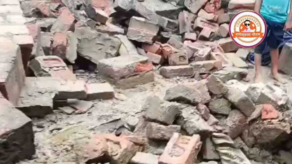 कासगंज-हड़ौरा गांव में दो मकानों के लेंटर गिरे,मलबे में दबे दो बच्चे और गाय।