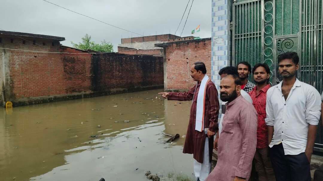 शाहजहांपुर - मोहल्ला लोधीपुर स्थित मन्नू मैरिज हाल पास बाढ़ प्रभावित क्षेत्र का सपा जिला अध्यक्ष तनवीर खान ने जायजा लिया।
इस दौरान उन्होंने बाढ़ प्रभावित लोगों से मुलाकात कर उनकी समस्याएं सुनीं और हर संभव मदद का भरोसा दिलाया। साथ ही संबंधित अधिकारियों से वार्ता कर प्रभावित लोगों को आर्थिक सहायता उपलब्ध कराने एवं आवश्यक व्यवस्थाएं सुनिश्चित कराने की मांग की।
सपा जिला अध्यक्ष तनवीर खान ने कहा कि इस कठिन समय में समाजवादी पार्टी प्रभावित परिवारों के साथ खड़ी है और उनकी हर संभव मदद के लिए प्रयासरत है।