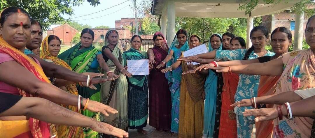 पंचायत विकास दिवस पर जीविका दीदियों ने दिया नशामुक्त समाज का संदेश
जहानाबाद : पंचायत विकास दिवस के अवसर पर रविवार को जिले के सभी प्रखंडों में मद्य निषेध एवं नशे के दुष्प्रभावों के प्रति लोगों को जागरूक करने के लिए व्यापक अभियान चलाया गया। जिला पदाधिकारी छिरिङ वाई भूटिया के निर्देश पर जीविका के माध्यम से आयोजित कार्यक्रम में स्वयं सहायता समूहों से जुड़ी जीविका दीदियों, कर्मियों और सामुदायिक कैडरों ने बढ़-चढ़कर हिस्सा लिया।
इस दौरान विभिन्न पंचायतों और ग्रामीण क्षेत्रों में सामूहिक शपथ, प्रभात फेरी, जागरूकता रैली और जनसंवाद कार्यक्रम आयोजित किए गए। जीविका दीदियों ने लोगों को मद्यपान से होने वाले सामाजिक, आर्थिक और स्वास्थ्य संबंधी नुकसान की जानकारी दी। साथ ही परिवार और समाज को नशामुक्त बनाने के लिए सामूहिक प्रयास करने की अपील की।
प्रभात फेरी और जागरूकता रैली के दौरान नशामुक्ति से जुड़े संदेशों और नारों के माध्यम से ग्रामीणों को जागरूक किया गया। जीविका दीदियों ने मद्यपान से दूर रहने तथा अपने परिवार और आसपास के लोगों को भी नशे से दूर रहने के लिए प्रेरित करने की शपथ ली।
कार्यक्रम में बताया गया कि नशे का प्रभाव केवल व्यक्ति के स्वास्थ्य तक सीमित नहीं रहता, बल्कि इससे परिवार की आर्थिक स्थिति, बच्चों की शिक्षा और पारिवारिक वातावरण भी प्रभावित होता है। नशामुक्त समाज के निर्माण के लिए प्रत्येक नागरिक की भागीदारी जरूरी है।
अभियान के दौरान “नशामुक्त परिवार-सशक्त परिवार” और “नशामुक्त समाज-सशक्त समाज” का संदेश दिया गया। विभिन्न स्थानों पर स्थानीय जनप्रतिनिधियों, सामुदायिक संस्थाओं और ग्रामीणों ने भी कार्यक्रम में सहभागिता की। जिला प्रशासन की ओर से बताया गया कि मद्य निषेध के प्रति जन-जागरूकता और सामुदायिक भागीदारी बढ़ाने के लिए ऐसे अभियान आगे भी जारी रहेंगे।