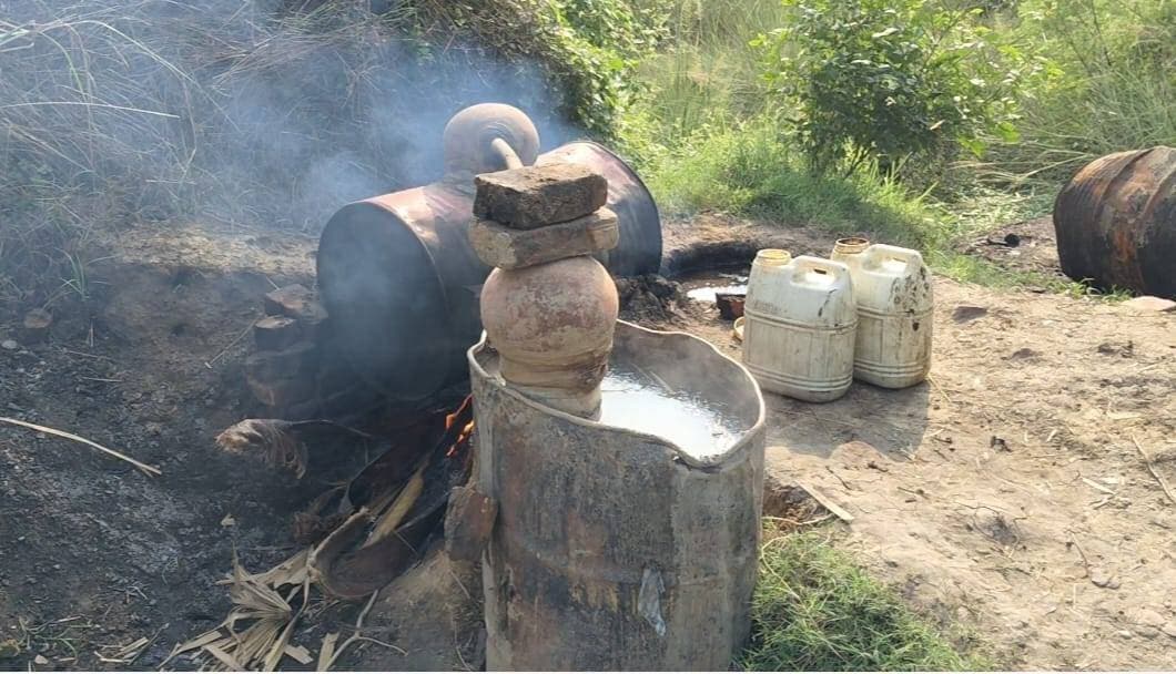 अवैध शराब के खिलाफ छापेमारी, 100 लीटर जावा महुआ नष्ट
अवैध शराब के खिलाफ कार्रवाई
जहानाबाद : अवैध शराब के निर्माण एवं कारोबार के विरुद्ध चलाए जा रहे विशेष अभियान के तहत रविवार को भेलावर थाना क्षेत्र में पुलिस ने कार्रवाई की। पुलिस अधीक्षक के निर्देश पर एएलटीएफ के सहयोग से भरथुआ स्थित जमुना नदी किनारे छापेमारी की गई।
कार्रवाई के दौरान पुलिस टीम ने करीब 100 लीटर जावा महुआ को मौके पर ही विनष्ट कर दिया। वहीं, 30 लीटर चुलाई शराब बरामद की गई। पुलिस ने अवैध शराब निर्माण में प्रयुक्त एक भट्ठी को भी ध्वस्त किया। अभियान के दौरान एक व्यक्ति को गिरफ्तार किया गया है। पुलिस की ओर से गिरफ्तार व्यक्ति के विरुद्ध अग्रतर कार्रवाई की जा रही है।
पुलिस अधिकारियों ने बताया कि अवैध शराब के निर्माण और कारोबार के खिलाफ अभियान आगे भी जारी रहेगा।