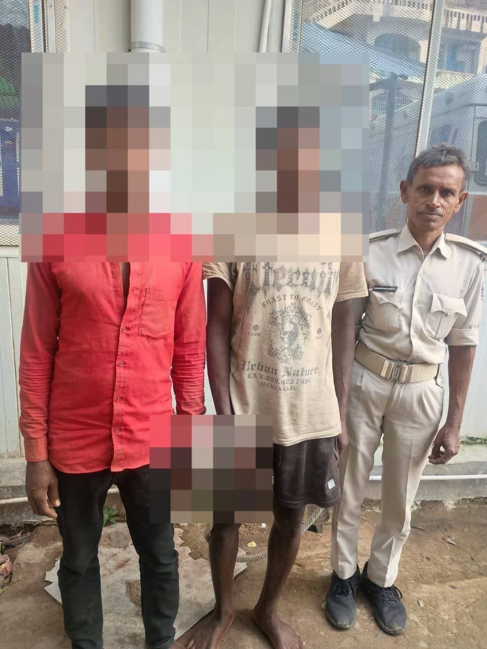 एनबीडब्ल्यू वारंटी तीन गिरफ्तार
जहानाबाद : झुनाठी थाना पुलिस ने कार्रवाई करते हुए एनबीडब्ल्यू वारंटी तीन आरोपितों को गिरफ्तार किया है। गिरफ्तार आरोपितों में सेन्धवा गांव निवासी शैलेश शर्मा (55), लाखापुर निवासी राम बाबू मांझी (42) और यशवंत मांझी (35) शामिल हैं। पुलिस ने तीनों को गिरफ्तार करने के बाद अग्रिम कार्रवाई शुरू कर दी है।