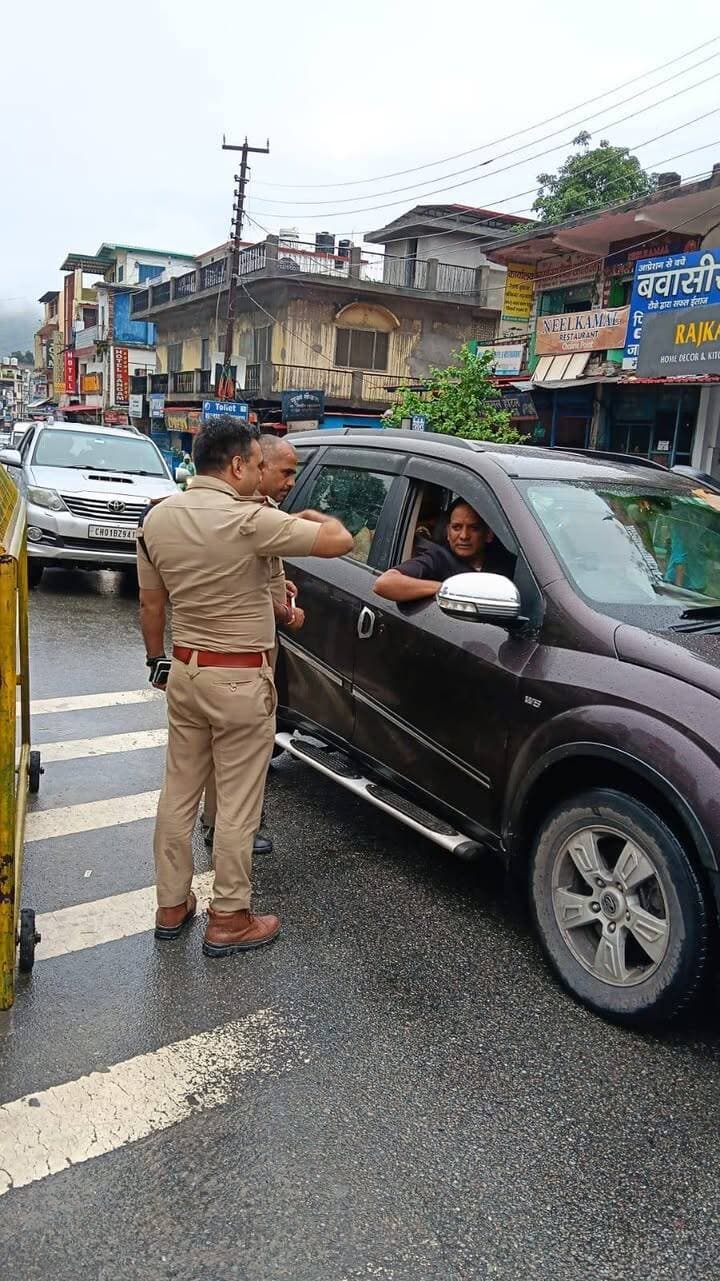 बद्रीनाथ राजमार्ग सिरोबगड में बंद होने के चलते श्रीनगर में बड़ी संख्या में रोके गए वाहन...
