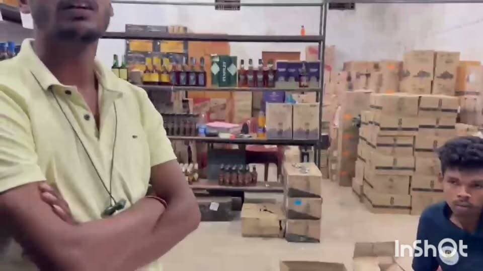 दरिमा शासकीय शराब दुकान के हाल को देखिए गजब का खेला है सुपरवाइजर का ग्राहकों को नकली शराब पिलाने का ठेका लिया है