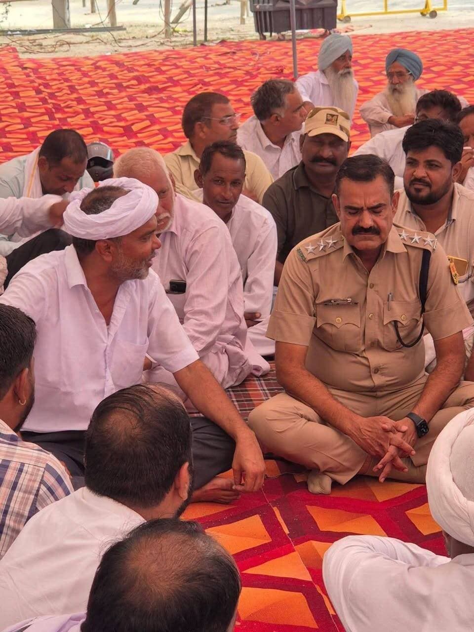बड़ा एलान
अनूपगढ़ में पानी को लेकर किसानों का बड़ा ऐलान
अनूपगढ़ में किसानों का धरना चल रहा है। किसान नहरों में पानी की मांग कर रहे हैं।
किसानों ने कहा है कि अगर 29 सितंबर को अनूपगढ़ नहर में पानी नहीं आया, तो 30 सितंबर को वे एडीएम दफ्तर पर ताला लगा देंगे। पूरे बाजार को भी बंद करवाया जाएगा।
किसान नेता श्योपत मेघवाल ने बताया कि अभी सूरतगढ़ नहर चल रही है। 29 के बाद अनूपगढ़ नहर में पानी आना चाहिए। सरकार ने 5 बार पानी देने को कहा था, लेकिन अभी तक पूरा पानी नहीं दिया।
किसानों को 8 बार पानी चाहिए। सावणी की फसलें पहले ही पानी के बिना खराब हो गई हैं। अब सरसों की फसल के लिए भी पानी की जरूरत है।
व्यापार मंडल अध्यक्ष सुनील गोदारा ने कहा कि सिंचाई विभाग अभी तक पानी का पूरा हिसाब नहीं दे रहा है।