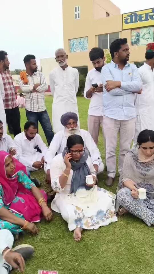 ADM अशोक सांगवा जाट धर्मशाला में डिटेन की गई MLA शिमला नायक सहित अन्यों से वार्ता करते हुए