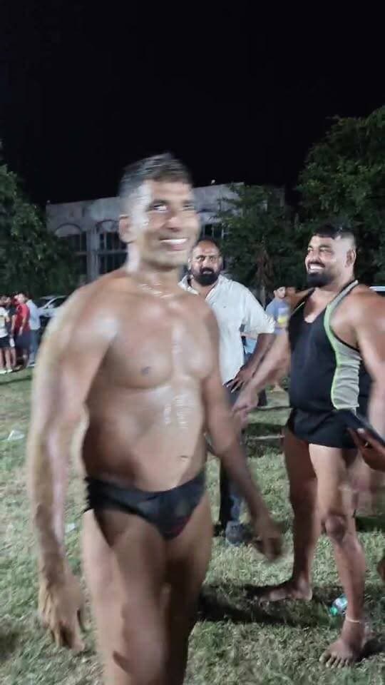 हरियाणा के सफीदों में कुश्ती का आयोजन किया गया अनिल धानक जी मुख्य आयोजन करता के रूप में रहे।
उत्तराखंड केसरी के खिताब से सम्मानित रवि लडवाल जी की कुश्ती होगी मोहम्मद पहलवान जो कि रूस से आए है
#everyonefollowers #everyone #BJPGovernment #NewsUpdate #akhanduttarakhand