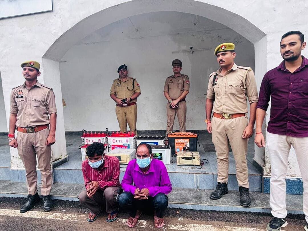 चोरी के माल समेत दो शातिर अभियुक्त गिरफ्तार, 25-25 हजार रुपये का था इनाम
शमसाबाद/नवाबगंज/मेरापुर थाना क्षेत्रों में हुई चोरियों का खुलासा, करीब डेढ़ लाख रुपये का सामान बरामद
फर्रुखाबाद। अपराध एवं अपराधियों के विरुद्ध चलाए जा रहे अभियान के तहत एसओजी/सर्विलांस एवं थाना शमसाबाद पुलिस की संयुक्त टीम ने विभिन्न थाना क्षेत्रों में पंजीकृत चोरी के मामलों में वांछित 25-25 हजार रुपये के दो इनामी अभियुक्तों को गिरफ्तार किया है। पुलिस ने आरोपियों के कब्जे से चोरी किया गया माल, जिसमें बैटरी, इन्वर्टर समेत अन्य सामान शामिल है, बरामद किया है।
पुलिस के मुताबिक गिरफ्तार अभियुक्तों की पहचान साकिर उर्फ चूहा पुत्र लटूर खां उर्फ लटूरी, निवासी ग्राम इस्लामनगर थाना मिर्जापुर, जनपद शाहजहांपुर तथा भूरे उर्फ बाटा पुत्र मेहंदी हसन, निवासी मस्जिद नगला थाना मिर्जापुर, जनपद शाहजहांपुर के रूप में हुई है।
पुलिस के अनुसार दोनों अभियुक्त थाना शमसाबाद, नवाबगंज और मेरापुर में पंजीकृत सात चोरी के अभियोगों में वांछित थे। विवेचना के दौरान दोनों के नाम प्रकाश में आने के बाद पुलिस ने उनकी तलाश शुरू की थी।
पूछताछ में अभियुक्तों ने पुलिस को बताया कि वे अपने शौक पूरे करने के लिए चोरी करते थे और चोरी किए गए सामान को बेच देते थे। पुलिस ने उनकी निशानदेही पर इन्वर्टर माइक्रोटेक सोलर पीसीयू 2035/24V, लिवफास्ट मैक्सिमा 160Ah बैटरी, ल्यूमिनस शक्ति चार्ज 150Ah बैटरी, दो UTL 150Ah बैटरी, माइक्रोटेक E1000 इन्वर्टर, अमेज बैटरी, एक बिना नाम की बैटरी तथा 2530 रुपये नकद बरामद किए हैं।
पुलिस के मुताबिक बरामद चोरी के माल की अनुमानित कीमत करीब 1.5 लाख रुपये है। दोनों आरोपियों के विरुद्ध आवश्यक विधिक कार्रवाई की जा रही है।
#FarrukhabadPolice #FatehgarhPolice #ShamsabadPolice #SOG #SurveillanceTeam #CrimeNews #Arrest #Chori #WantedCriminal #PoliceAction #Farrukhabad #UPPolice