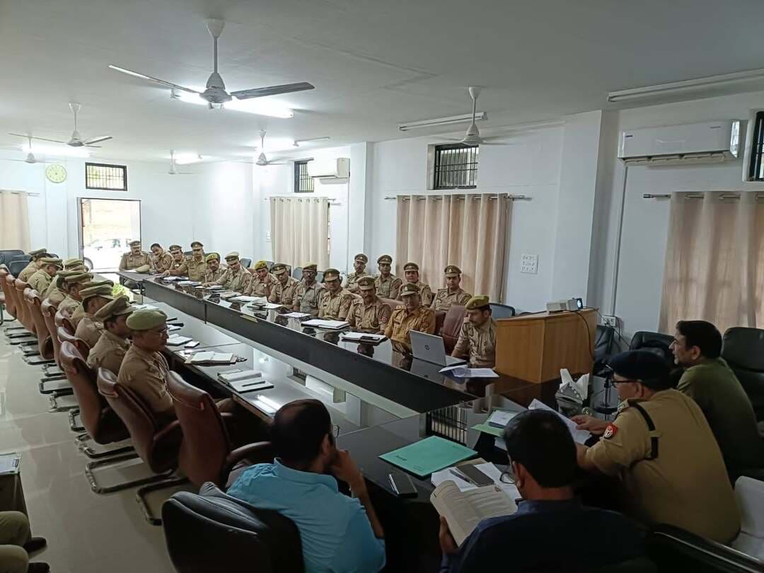 गंभीर अपराधों की विवेचना को लेकर पुलिसकर्मियों को दिया गया विधिक प्रशिक्षण
आज दिनांक 27.09.2026 को अपर पुलिस अधीक्षक फतेहगढ़ की उपस्थिति में पुलिस लाइन सभागार, फतेहगढ़ में माननीय न्यायालय के निर्देशों के अनुपालन में गंभीर अपराधों की विवेचना से संबंधित महत्वपूर्ण विधिक पहलुओं पर ज्येष्ठ अभियोजन अधिकारी, फर्रुखाबाद द्वारा जनपद के समस्त विवेचकों को विधिक प्रशिक्षण प्रदान किया गया।
प्रशिक्षण के दौरान गंभीर अपराधों की विवेचना में विधिक प्रावधानों, निर्धारित प्रक्रियाओं, साक्ष्यों के संकलन तथा आवश्यक सावधानियों से संबंधित महत्वपूर्ण जानकारी दी गई। जनपद के विवेचकों ने प्रशिक्षण में प्रतिभाग कर विवेचना को अधिक प्रभावी एवं विधिसम्मत बनाने से जुड़े महत्वपूर्ण बिंदुओं को समझा।
#FatehgarhPolice #FarrukhabadPolice #PoliceTraining #LegalTraining #Investigation #CrimeInvestigation #LawAndOrder #UPPolice #पुलिसप्रशिक्षण #विधिकप्रशिक्षण #विवेचना