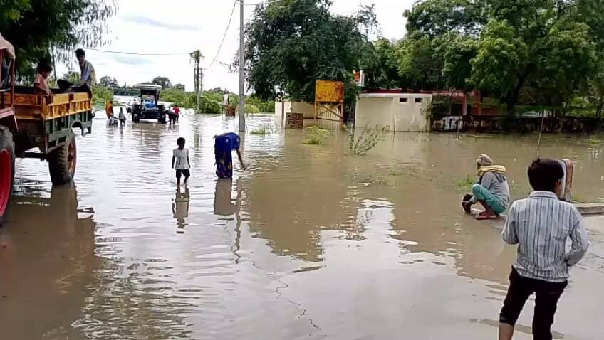 मौदहा में बारिश के बाद बाढ़ जैसे हालात