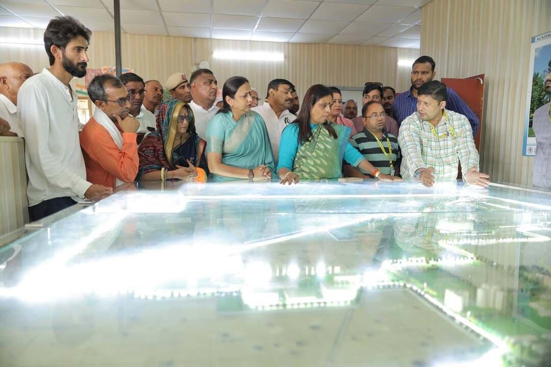 एम्स माजरा दक्षिण हरियाणा की स्वास्थ्य सेवाओं में बनेगा मील का पत्थर : डॉ. अर्चना गुप्ता
: 210 एकड़ में स्थापित हो रहा एम्स, करीब 1600 करोड़ रुपये की लागत से तैयार होगा अत्याधुनिक स्वास्थ्य परिसर
: भाजपा सरकार में स्कूली शिक्षा से लेकर उच्च शिक्षा तक बढ़े अवसर
रेवाड़ी। भाजपा प्रदेशाध्यक्ष डॉ. अर्चना गुप्ता ने कहा कि प्रधानमंत्री नरेन्द्र मोदी के नेतृत्व में केंद्र सरकार के कार्यकाल में हरियाणा ही नहीं, पूरे देश में स्वास्थ्य क्षेत्र में बड़े बदलाव हुए हैं। स्वास्थ्य सुविधाओं के विस्तार के साथ मेडिकल शिक्षा के क्षेत्र में भी युवाओं के लिए अवसर बढ़े हैं। उन्होंने कहा कि रेवाड़ी में स्थापित हो रहा एम्स दक्षिण हरियाणा की स्वास्थ्य सेवाओं के लिए मील का पत्थर साबित होगा।
रविवार सुबह भाजपा प्रदेशाध्यक्ष डॉ. अर्चना गुप्ता ने ‘कहानी बदलाव की’ मुहिम के तहत भालखी-माजरा में 210 एकड़ में करीब 1600 करोड़ रुपये की लागत से स्थापित हो रहे अखिल भारतीय आयुर्विज्ञान संस्थान (एम्स), रेवाड़ी का दौरा किया। उन्होंने पूरे प्रोजेक्ट के बारे में विस्तृत जानकारी लेने के बाद वहां कार्यरत प्रोजेक्ट टीम और भाजपा पदाधिकारियों से संवाद किया।
डॉ. अर्चना गुप्ता ने कहा कि प्रधानमंत्री नरेन्द्र मोदी के नेतृत्व में बीते 12 वर्षों में मेडिकल शिक्षा, उच्च शिक्षा, कॉलेज और स्कूल स्तर के शिक्षा ढांचे में बड़े बदलाव हुए हैं। युवाओं की रुचि और भविष्य की आवश्यकताओं के अनुरूप पाठ्यक्रमों तथा शैक्षणिक अवसरों को भी बढ़ावा मिला है। एम्स रेवाड़ी इसी बदलाव की कहानी का महत्वपूर्ण हिस्सा बनने जा रहा है, जिससे रेवाड़ी सहित पूरे दक्षिण हरियाणा के लाखों नागरिकों को अत्याधुनिक स्वास्थ्य सेवाओं का लाभ मिलेगा।
उन्होंने कहा कि करीब 1600 करोड़ रुपये की लागत से तैयार हो रहा एम्स रेवाड़ी आधुनिक चिकित्सा सुविधाओं और विशेषज्ञ सेवाओं से लैस होगा। इसके शुरू होने से गंभीर बीमारियों के उपचार और विशेषज्ञ चिकित्सा सेवाओं के लिए क्षेत्र के लोगों की दूर-दराज के बड़े शहरों पर निर्भरता कम होगी। एम्स केवल उपचार का संस्थान नहीं होगा, बल्कि मेडिकल शिक्षा, प्रशिक्षण और चिकित्सा अनुसंधान के क्षेत्र में भी महत्वपूर्ण भूमिका निभाएगा।
भाजपा प्रदेशाध्यक्ष ने कहा कि वर्ष 2014 से अब तक स्वास्थ्य शिक्षा, उच्च शिक्षा और स्कूली शिक्षा में ढांचागत विकास से लेकर शिक्षा व्यवस्था तक व्यापक बदलाव हुए हैं। इनका सीधा लाभ युवा पीढ़ी को मिल रहा है और स्वास्थ्य व शिक्षा के क्षेत्र में विकसित हो रहा नया ढांचा आने वाली पीढ़ियों के लिए नए अवसर तैयार कर रहा है।
डॉ. अर्चना गुप्ता ने कहा कि इतने बड़े चिकित्सा संस्थान के विकसित होने से प्रत्यक्ष एवं अप्रत्यक्ष रोजगार के अवसर भी बढ़ेंगे तथा आसपास के क्षेत्रों में आर्थिक गतिविधियों को गति मिलेगी। एम्स माजरा दक्षिण हरियाणा में बेहतर स्वास्थ्य सुविधाओं के साथ रोजगार और विकास के नए अवसरों का भी आधार बनेगा। इस दौरान उन्होंने एम्स परिसर में ‘एक पेड़ मां के नाम’ अभियान के तहत पौधारोपण भी किया।
इस अवसर पर भाजपा जिलाध्यक्ष डॉ. वंदना पोपली, विधायक लक्ष्मण यादव, विधायक डॉ. कृष्ण कुमार, जिला प्रभारी प्रोफेसर मदन लाल गोयल, किसान मोर्चा राष्ट्रीय कोषाध्यक्ष रामपाल यादव, पीपीपी कॉर्डिनेटर सतीश खोला, सिंहराम महलावत, सुनील मूसेपुर, हुकमचन्द यादव, प्रीतम चौहान, रत्नेश बंसल, कुलदीप चौहान तथा खोला मण्डल अध्यक्ष सुभाष यादव उपस्थित रहे।