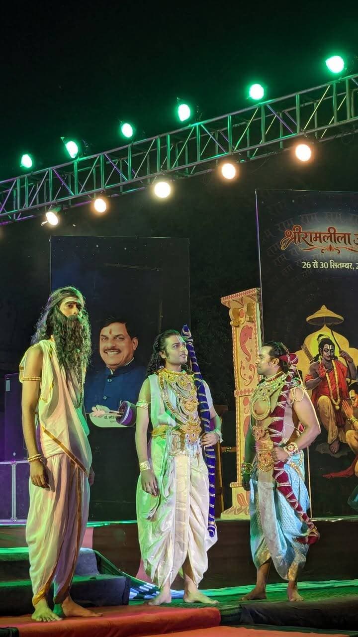 बल्देवगढ़ में श्रीरामलीला महोत्सव के द्वितीय दिवस हुआ श्रीराम विवाह एवं वन गमन प्रसंग का मंचन
--
संस्कृति विभाग द्वारा बलदाऊ जी मंदिर, बल्देवगढ़ में आयोजित पांच दिवसीय श्रीरामलीला महोत्सव के अंतर्गत द्वितीय दिवस विभिन्न धार्मिक एवं प्रेरणादायी प्रसंगों का भावपूर्ण मंचन किया गया। श्रीरामलीला के माध्यम से भगवान श्रीराम के जीवन चरित्र, आदर्शों और मर्यादा का संदेश प्रस्तुत किया जा रहा है।
महोत्सव के द्वितीय दिवस श्रीराम धनुष यज्ञ, श्रीराम विवाह, वन गमन तथा केवट प्रसंग का मंचन किया गया। कलाकारों ने प्रभावी अभिनय एवं संवादों के माध्यम से प्रसंगों को जीवंत रूप प्रदान किया। श्रीराम धनुष यज्ञ एवं श्रीराम विवाह प्रसंग ने श्रद्धालुओं को भक्तिभाव से अभिभूत किया, वहीं वन गमन और केवट प्रसंग के माध्यम से त्याग, समर्पण, प्रेम एवं भक्ति की भावनाओं को प्रभावी ढंग से प्रस्तुत किया गया।
श्रीरामलीला महोत्सव में बड़ी संख्या में श्रद्धालु एवं नागरिक उपस्थित होकर धार्मिक एवं सांस्कृतिक कार्यक्रमों का आनंद ले रहे हैं। पांच दिवसीय महोत्सव के माध्यम से क्षेत्र की समृद्ध धार्मिक एवं सांस्कृतिक परंपराओं को भी मंच प्रदान किया जा रहा है।
Jansampark Madhya Pradesh
Department of Culture, Madhya Pradesh
#JansamparkMP
#Jansamparktikamgarh
#tikamgarh