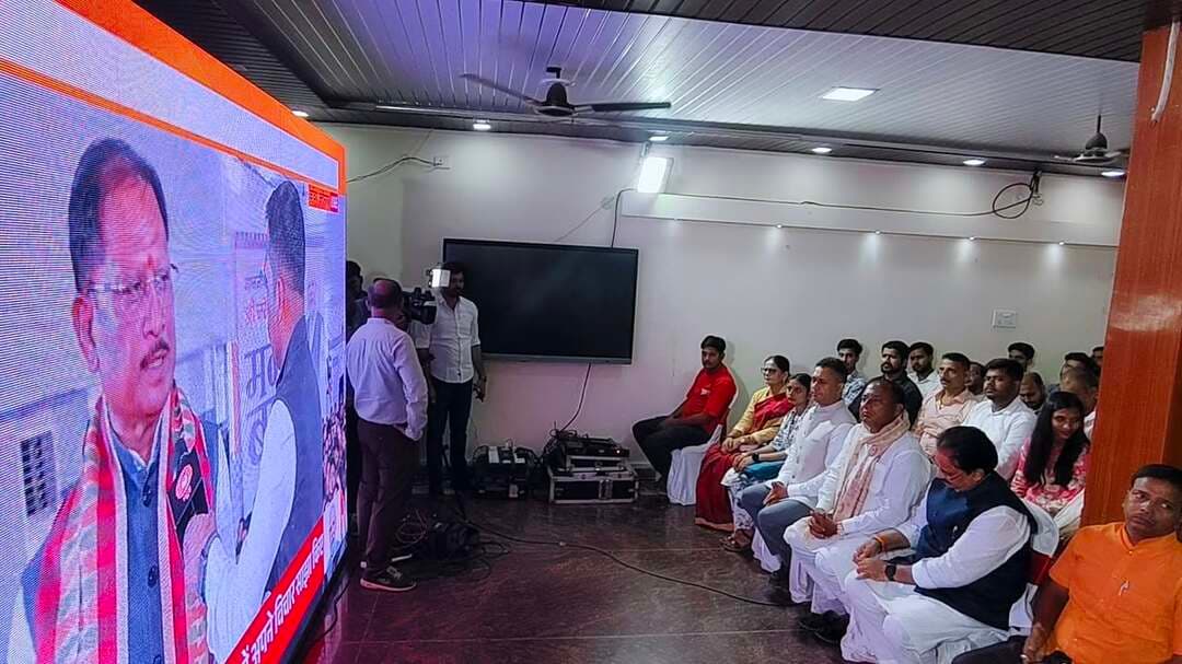 वीडियो : बक्सर के कमल सेवा केंद्र पर गूंजी ‘मन की बात’, राष्ट्रीय कार्यक्रम में दिखी जिले की मौजूदगी ..
खबर कमेंट बॉक्स में