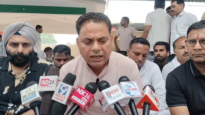 शहीद स्मारक पर कांग्रेस का जोरदार प्रदर्शन, सरकार पर छोटे व्यापारियों को निशाना बनाने का आरोप। खटीमा में छोटे और मध्यम व्यापारियों के प्रतिष्ठानों पर GST के नाम पर कथित छापेमारी और उत्पीड़न के विरोध में कांग्रेस ने शहीद स्मारक पर सांकेतिक धरना प्रदर्शन किया। प्रदर्शन में खटीमा विधायक भुवन कापड़ी ने सरकार पर जमकर निशाना साधा। विधायक भुवन कापड़ी ने आरोप लगाया कि सरकार पहले युवाओं और किसानों को परेशान कर रही थी और अब छोटे व्यापारियों को GST के नाम पर निशाना बनाया जा रहा है। उन्होंने कहा कि छोटे व्यापारियों का उत्पीड़न कांग्रेस किसी भी कीमत पर बर्दाश्त नहीं करेगी।वहीं खटीमा विधायक भुवन चंद्र कापड़ी ने बड़े पूंजीपतियों के कर्ज माफ किए जाने का मुद्दा उठाते हुए कहा कि दूसरी ओर छोटे व्यापारियों और किसानों पर आर्थिक दबाव बढ़ाया जा रहा है। उन्होंने भरोसा दिलाया कि जब भी व्यापारियों को कांग्रेस की जरूरत होगी, पार्टी उनके साथ कंधे से कंधा मिलाकर खड़ी रहेगी।धरना प्रदर्शन में कांग्रेस के नगर, ब्लॉक और प्रदेश स्तर के कई पदाधिकारी एवं कार्यकर्ता मौजूद रहे। भुवन चंद्र कापड़ी विधायक खटीमा